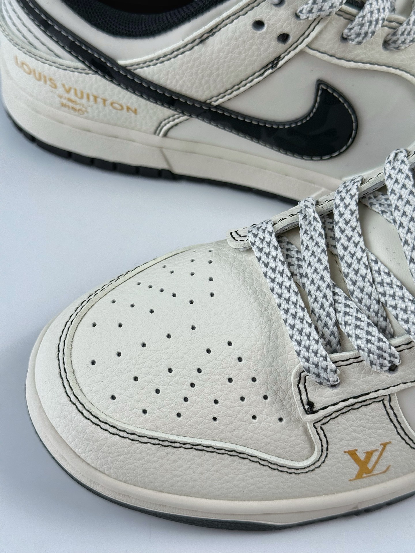 Nike Air Dunk LOW 1“LV联名——白黑金标 JP1628-013-莆田鞋,莆田鞋货源,高仿鞋,高仿鞋货源,安福档口,莆田高仿鞋,莆田鞋批发,高仿鞋批发,莆田高仿运动鞋,高仿运动鞋,莆田运动鞋 Nike Air Dunk LOW 1“LV联名——白黑金标 JP1628-013