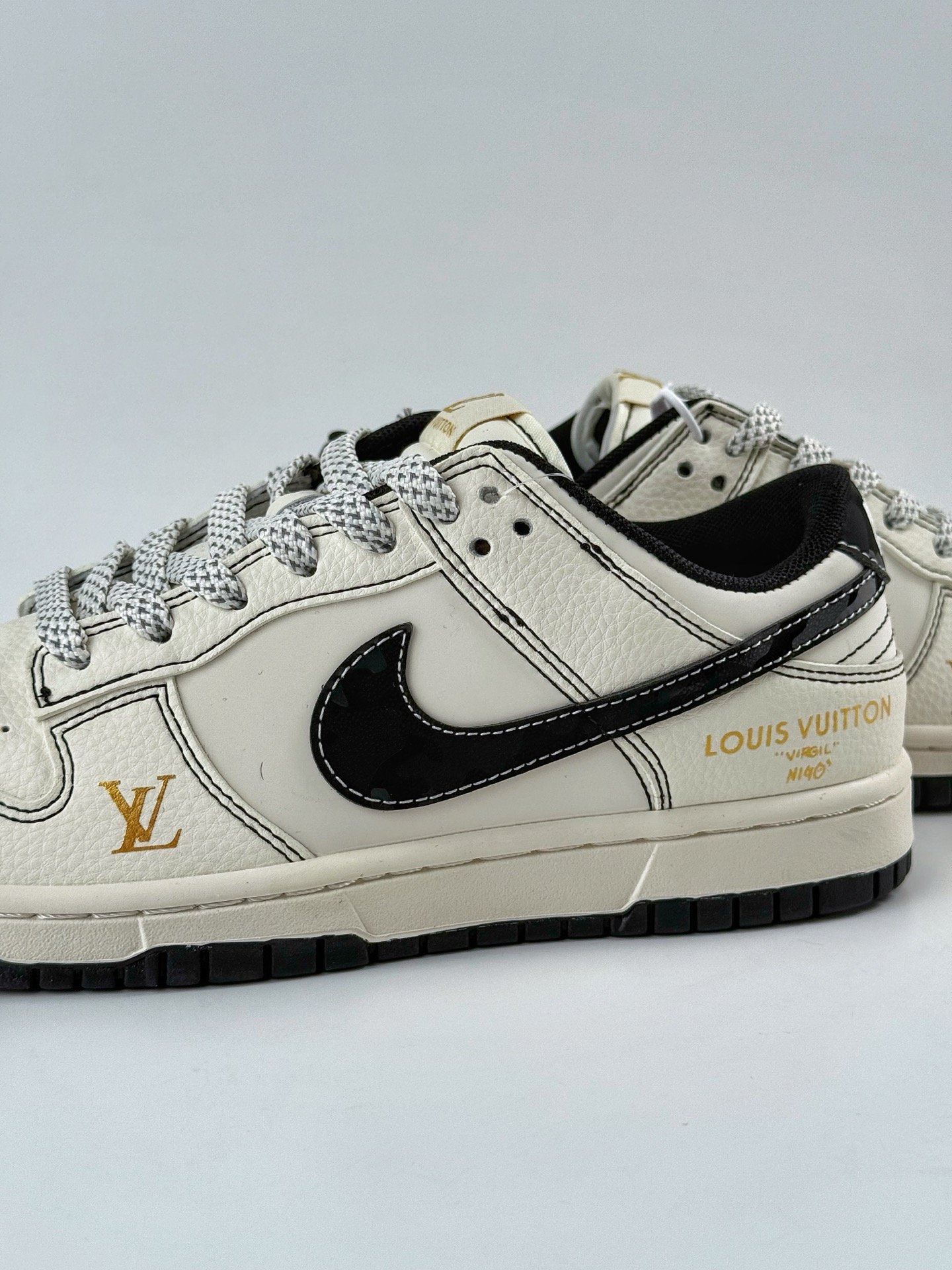 Nike Air Dunk LOW 1“LV联名——白黑金标 JP1628-013-莆田鞋,莆田鞋货源,高仿鞋,高仿鞋货源,安福档口,莆田高仿鞋,莆田鞋批发,高仿鞋批发,莆田高仿运动鞋,高仿运动鞋,莆田运动鞋 Nike Air Dunk LOW 1“LV联名——白黑金标 JP1628-013