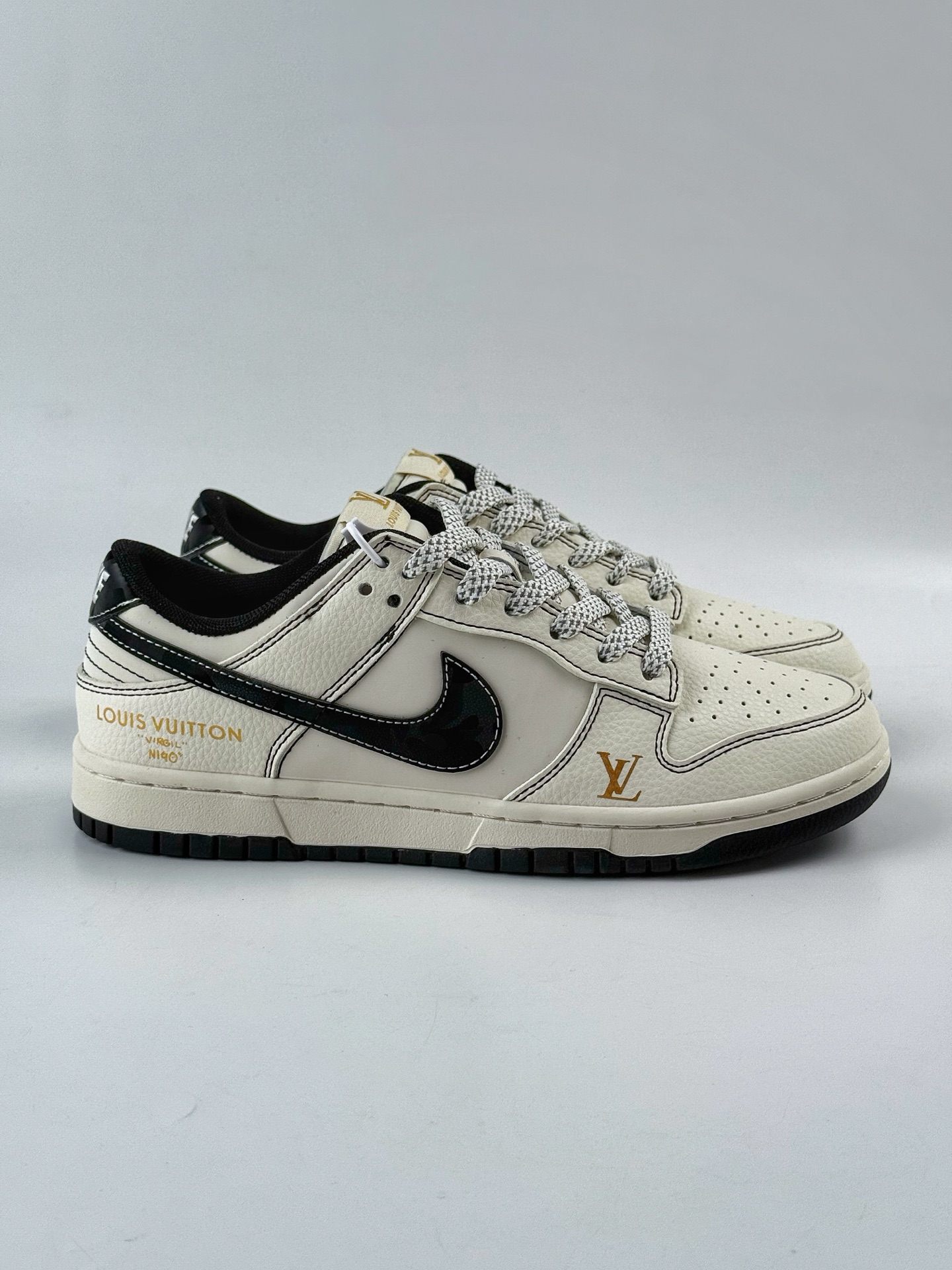 Nike Air Dunk LOW 1“LV联名——白黑金标 JP1628-013-莆田鞋,莆田鞋货源,高仿鞋,高仿鞋货源,安福档口,莆田高仿鞋,莆田鞋批发,高仿鞋批发,莆田高仿运动鞋,高仿运动鞋,莆田运动鞋 Nike Air Dunk LOW 1“LV联名——白黑金标 JP1628-013