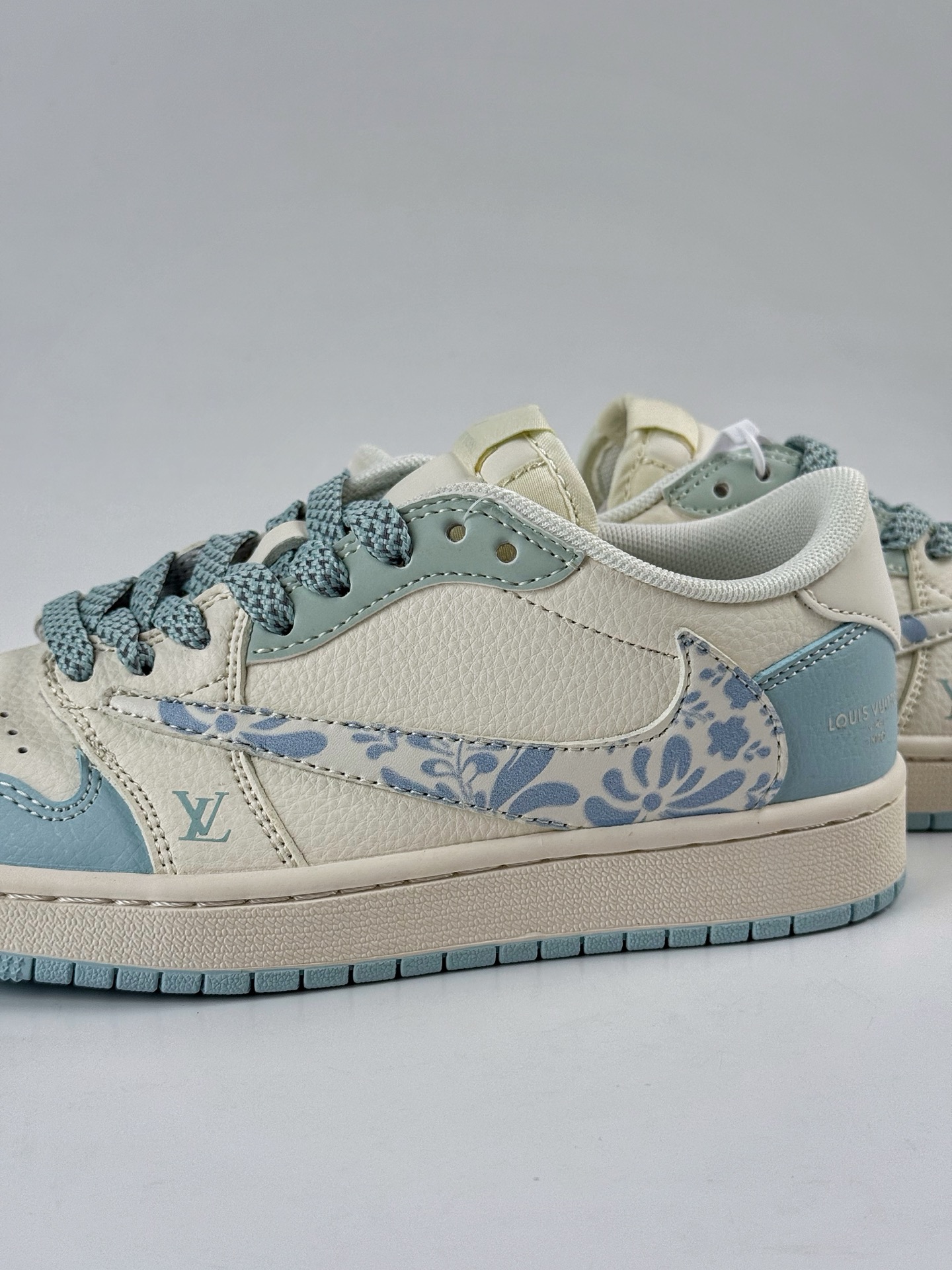 Travis Scott x Nike Air Jordan 1 Low x Louis Vuitton Air Jordan 1 Low 反转蓝白满天星倒钩 XS7089-613-莆田鞋,莆田鞋货源,高仿鞋,高仿鞋货源,安福档口,莆田高仿鞋,莆田鞋批发,高仿鞋批发,莆田高仿运动鞋,高仿运动鞋,莆田运动鞋 Travis Scott x Nike Air Jordan 1 Low x Louis Vuitton Air Jordan 1 Low 反转蓝白满天星倒钩 XS7089-613