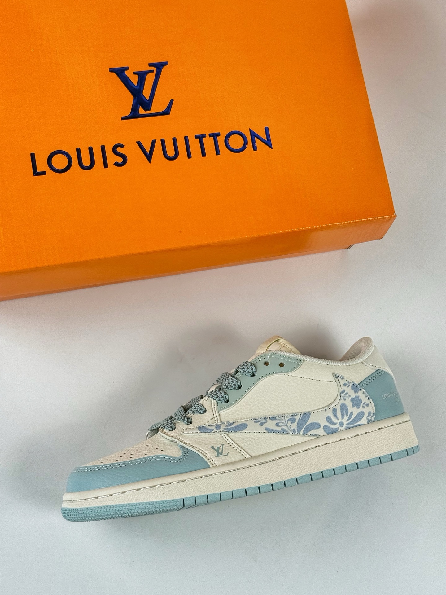 Travis Scott x Nike Air Jordan 1 Low x Louis Vuitton Air Jordan 1 Low 反转蓝白满天星倒钩 XS7089-613-莆田鞋,莆田鞋货源,高仿鞋,高仿鞋货源,安福档口,莆田高仿鞋,莆田鞋批发,高仿鞋批发,莆田高仿运动鞋,高仿运动鞋,莆田运动鞋 Travis Scott x Nike Air Jordan 1 Low x Louis Vuitton Air Jordan 1 Low 反转蓝白满天星倒钩 XS7089-613