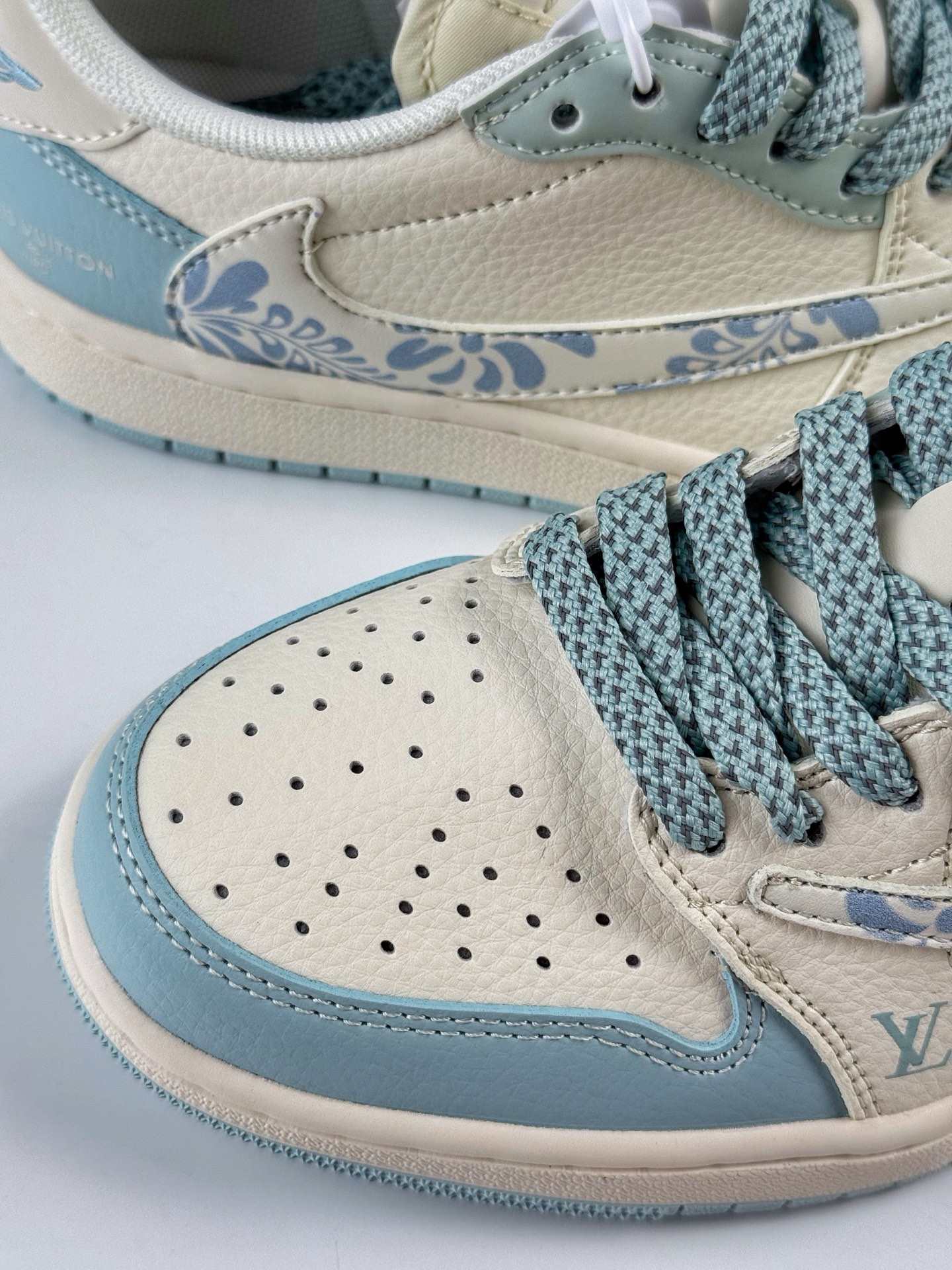 Travis Scott x Nike Air Jordan 1 Low x Louis Vuitton Air Jordan 1 Low 反转蓝白满天星倒钩 XS7089-613-莆田鞋,莆田鞋货源,高仿鞋,高仿鞋货源,安福档口,莆田高仿鞋,莆田鞋批发,高仿鞋批发,莆田高仿运动鞋,高仿运动鞋,莆田运动鞋 Travis Scott x Nike Air Jordan 1 Low x Louis Vuitton Air Jordan 1 Low 反转蓝白满天星倒钩 XS7089-613