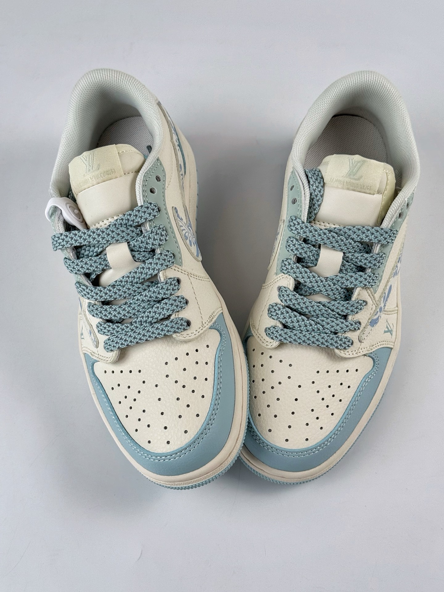 Travis Scott x Nike Air Jordan 1 Low x Louis Vuitton Air Jordan 1 Low 反转蓝白满天星倒钩 XS7089-613-莆田鞋,莆田鞋货源,高仿鞋,高仿鞋货源,安福档口,莆田高仿鞋,莆田鞋批发,高仿鞋批发,莆田高仿运动鞋,高仿运动鞋,莆田运动鞋 Travis Scott x Nike Air Jordan 1 Low x Louis Vuitton Air Jordan 1 Low 反转蓝白满天星倒钩 XS7089-613