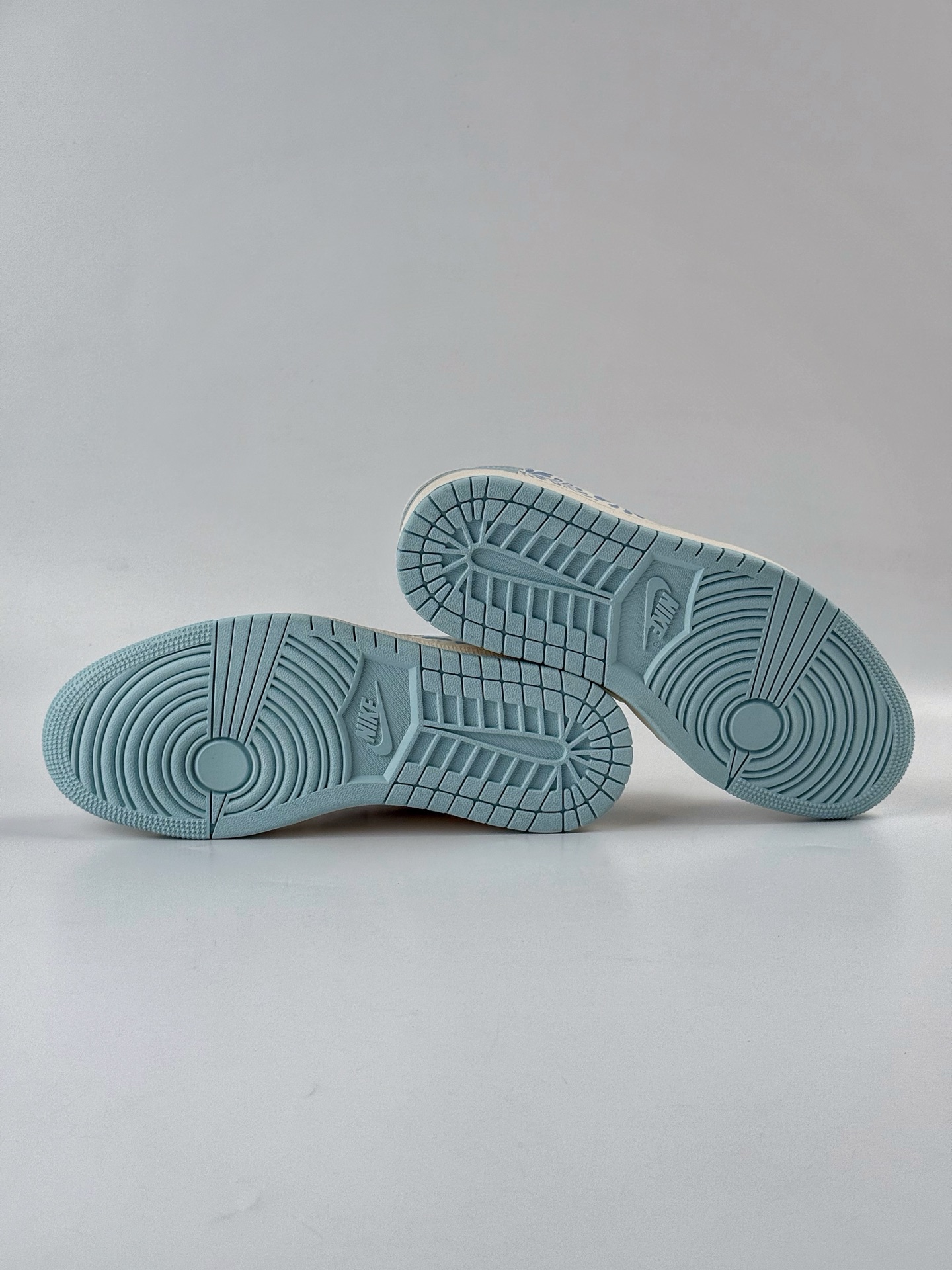 Travis Scott x Nike Air Jordan 1 Low x Louis Vuitton Air Jordan 1 Low 反转蓝白满天星倒钩 XS7089-613-莆田鞋,莆田鞋货源,高仿鞋,高仿鞋货源,安福档口,莆田高仿鞋,莆田鞋批发,高仿鞋批发,莆田高仿运动鞋,高仿运动鞋,莆田运动鞋 Travis Scott x Nike Air Jordan 1 Low x Louis Vuitton Air Jordan 1 Low 反转蓝白满天星倒钩 XS7089-613