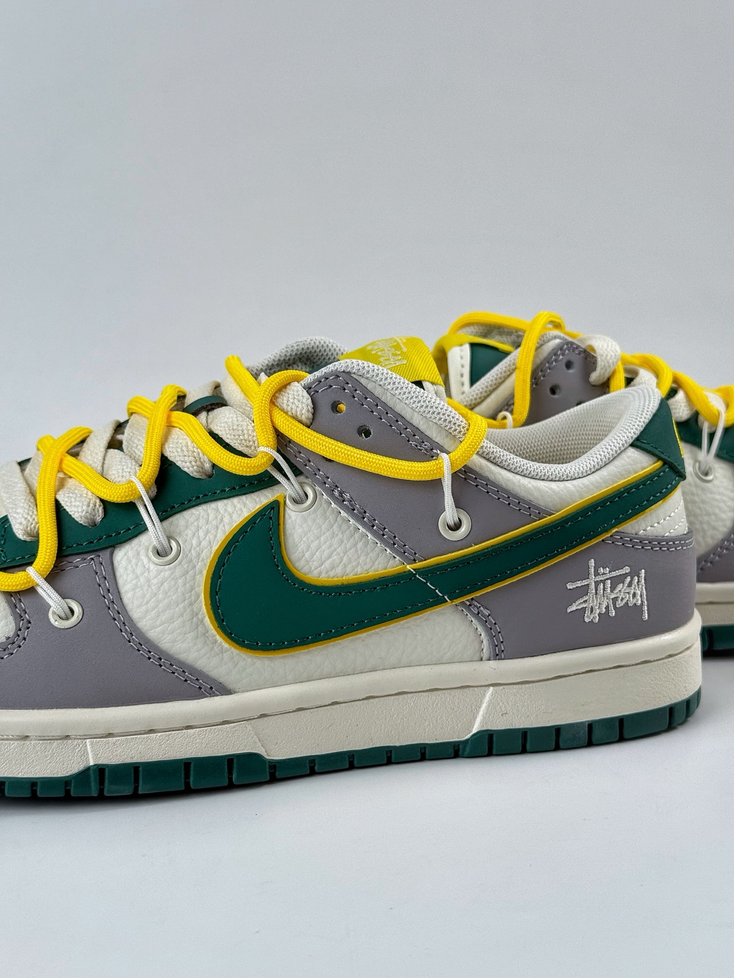 Nike SB Dunk Low x Stussy 灰白小勾绑带 FX1588-402