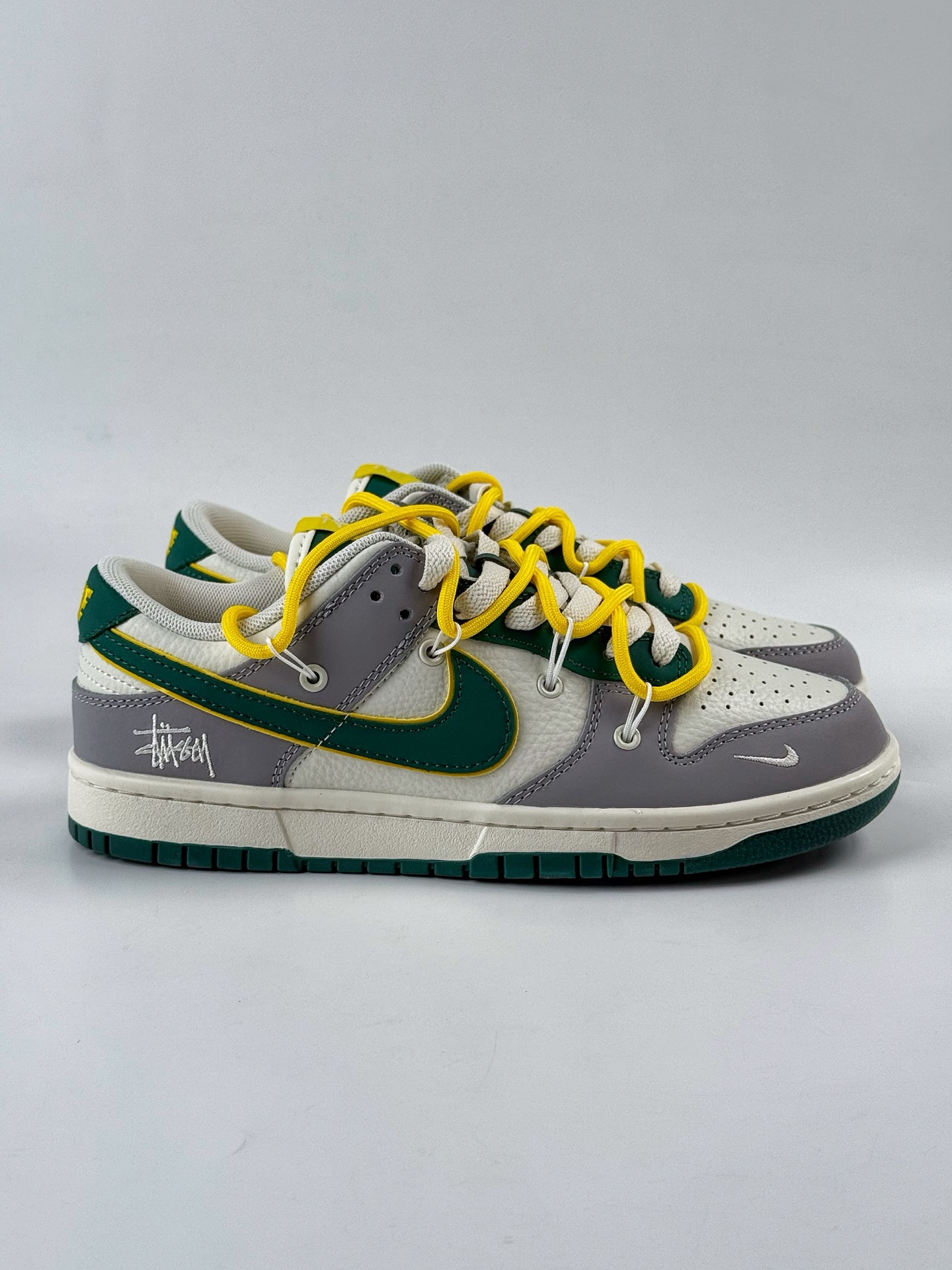 Nike SB Dunk Low x Stussy 灰白小勾绑带 FX1588-402
