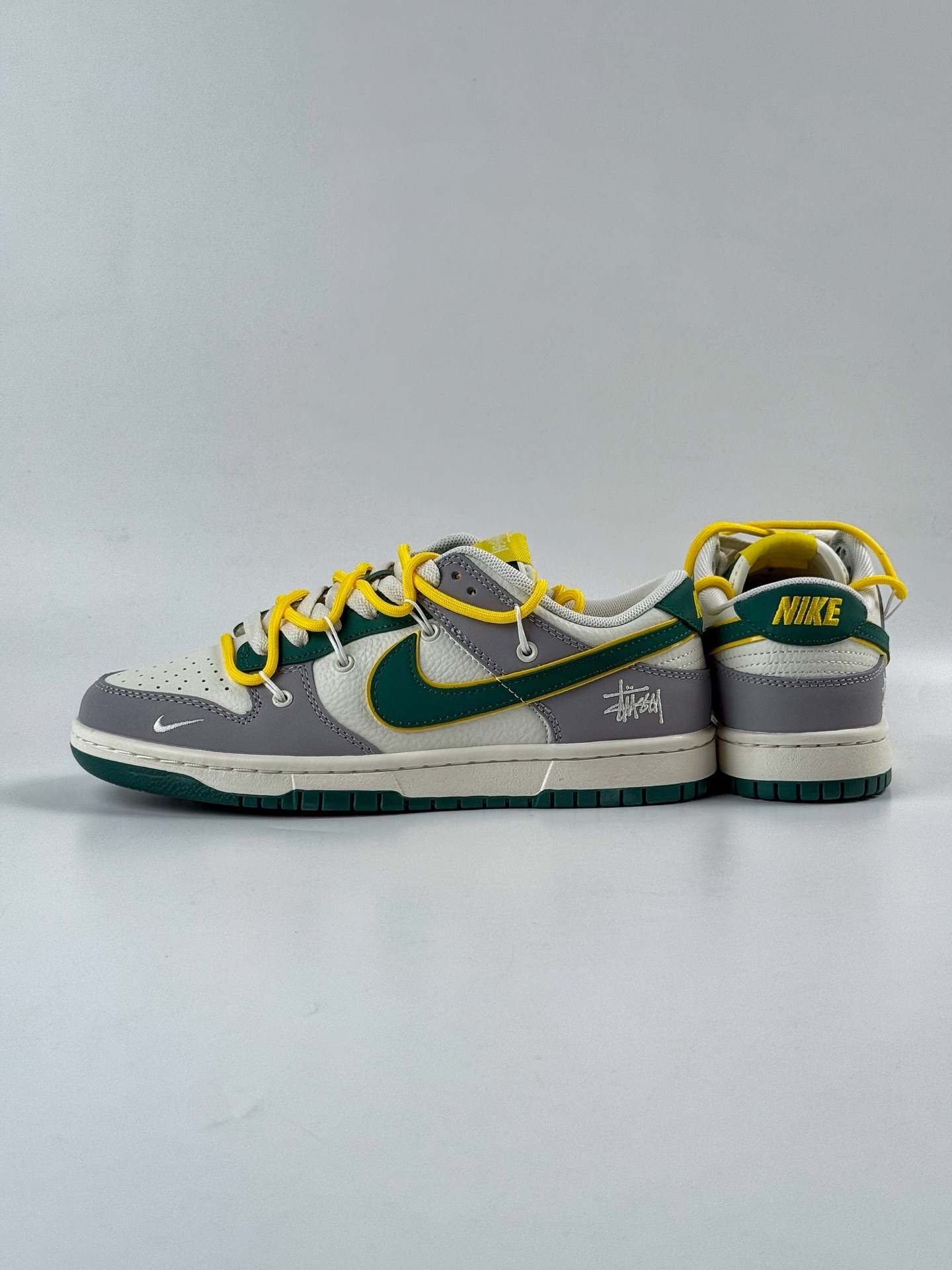 Nike SB Dunk Low x Stussy 灰白小勾绑带 FX1588-402