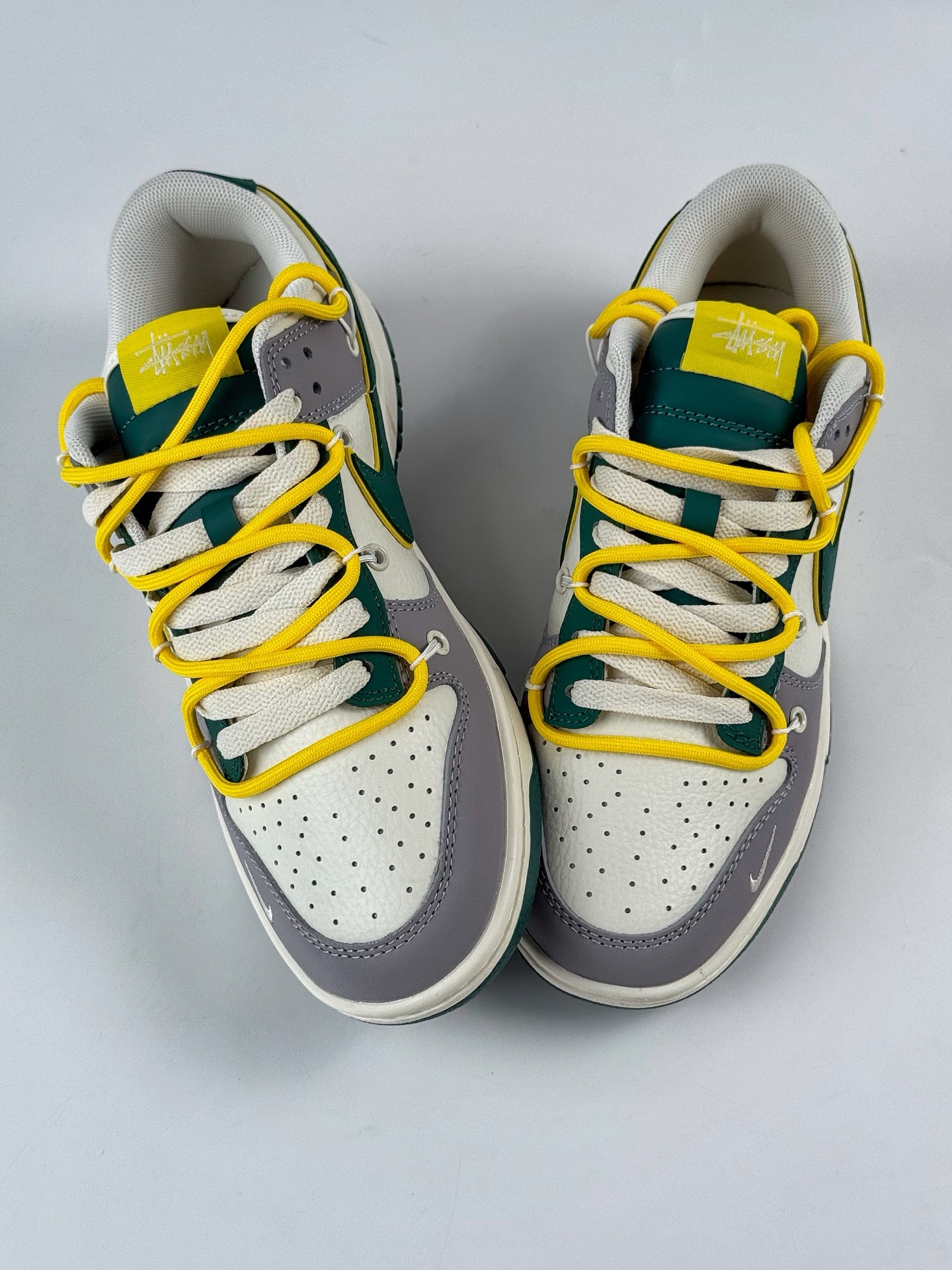 Nike SB Dunk Low x Stussy 灰白小勾绑带 FX1588-402