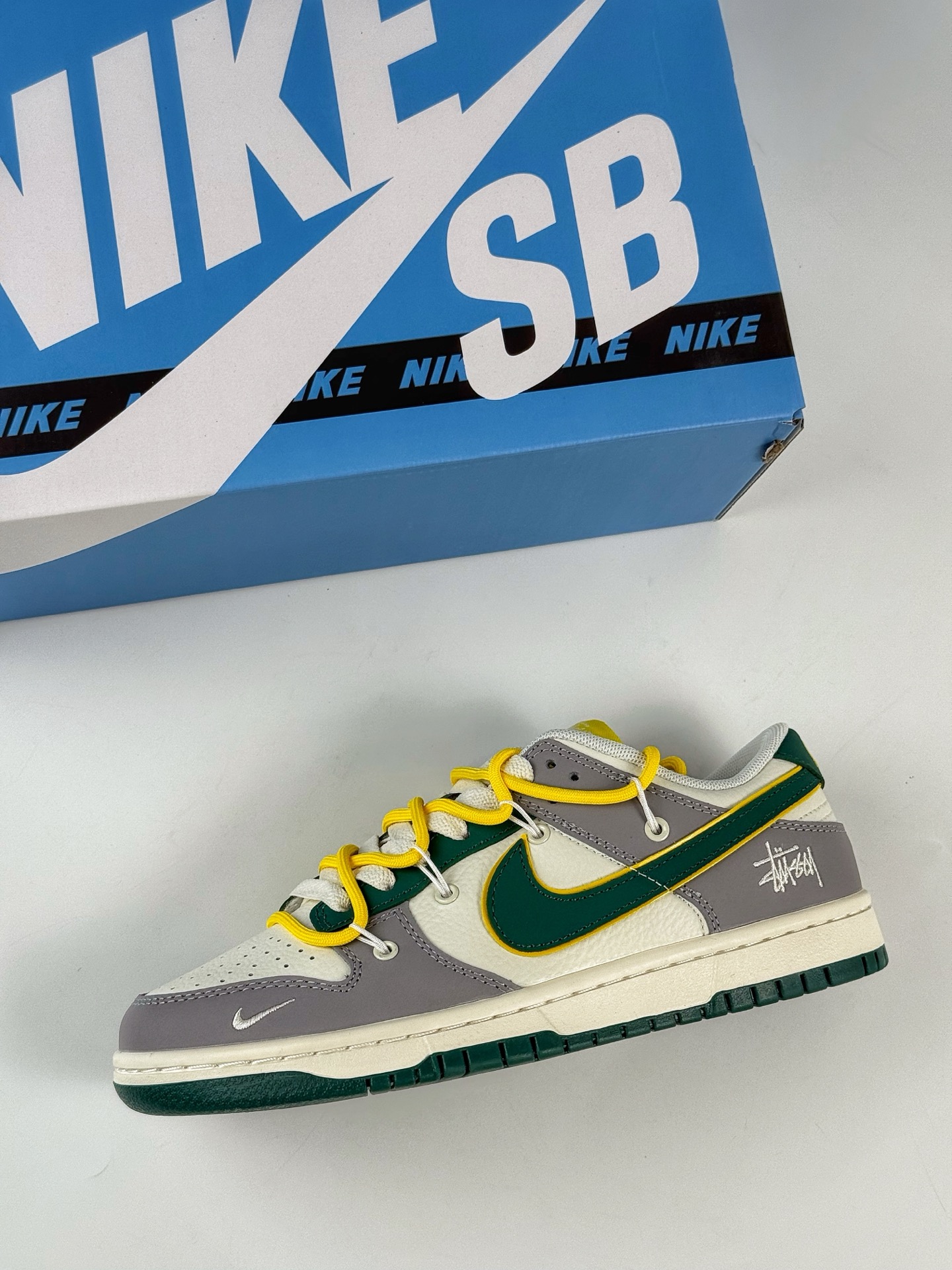 Nike SB Dunk Low x Stussy 灰白小勾绑带 FX1588-402
