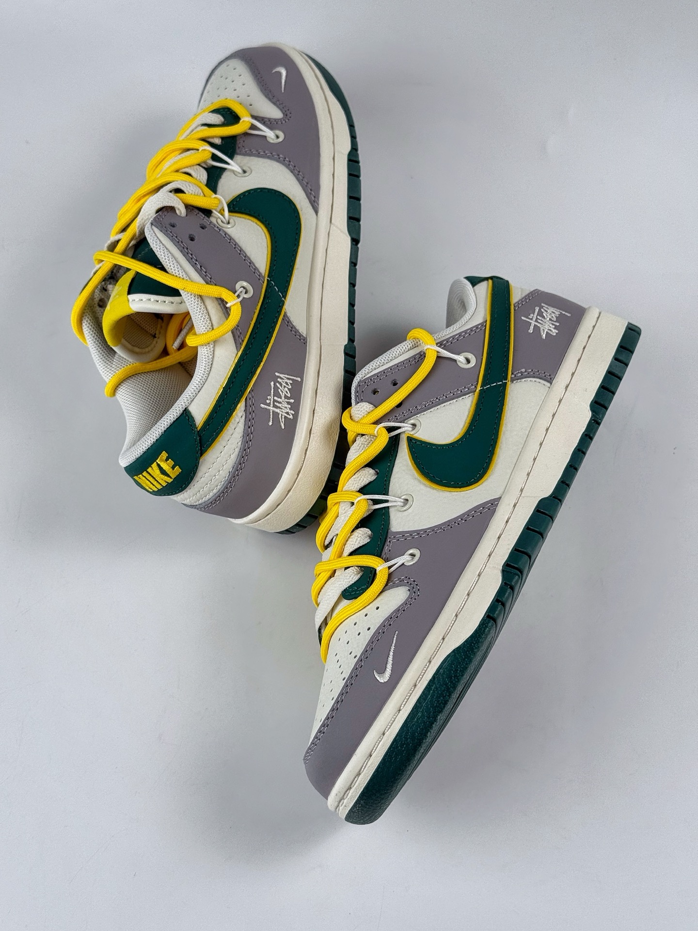 Nike SB Dunk Low x Stussy 灰白小勾绑带 FX1588-402