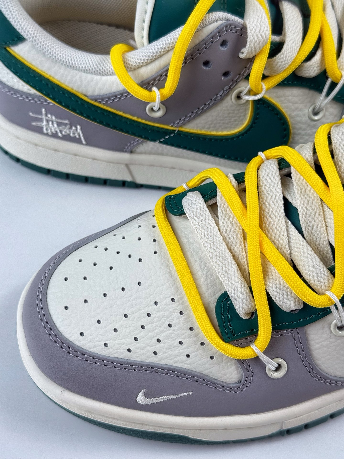 Nike SB Dunk Low x Stussy 灰白小勾绑带 FX1588-402