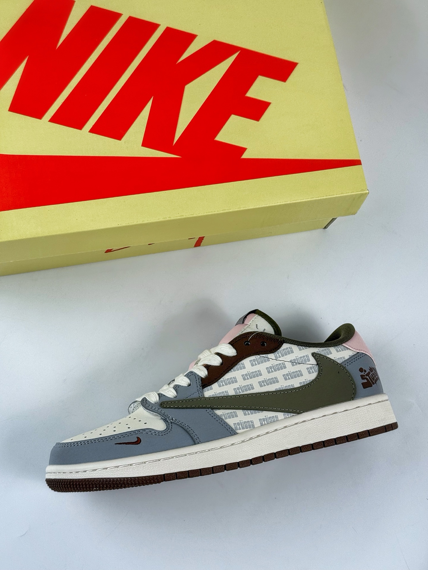 Travis Scott x Nike Air Jordan 1 Low x Stussy Air Jordan 1 Low 反转灰白小勾倒钩 XD0798-303