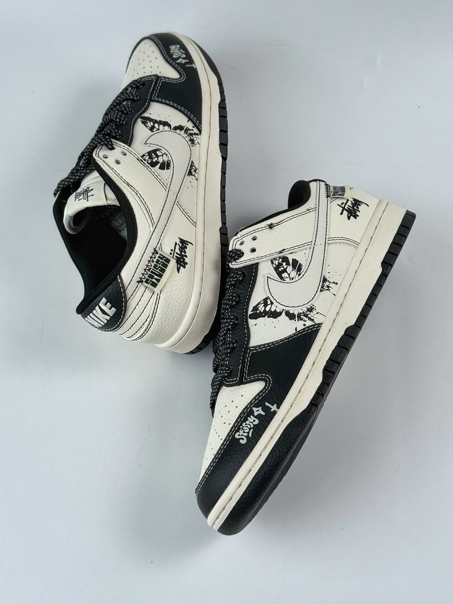 Nike SB Dunk Low x Stussy 黑白蝴蝶满天星 HS8068-031-莆田鞋,莆田鞋货源,高仿鞋,高仿鞋货源,安福档口,莆田高仿鞋,莆田鞋批发,高仿鞋批发,莆田高仿运动鞋,高仿运动鞋,莆田运动鞋 Nike SB Dunk Low x Stussy 黑白蝴蝶满天星 HS8068-031