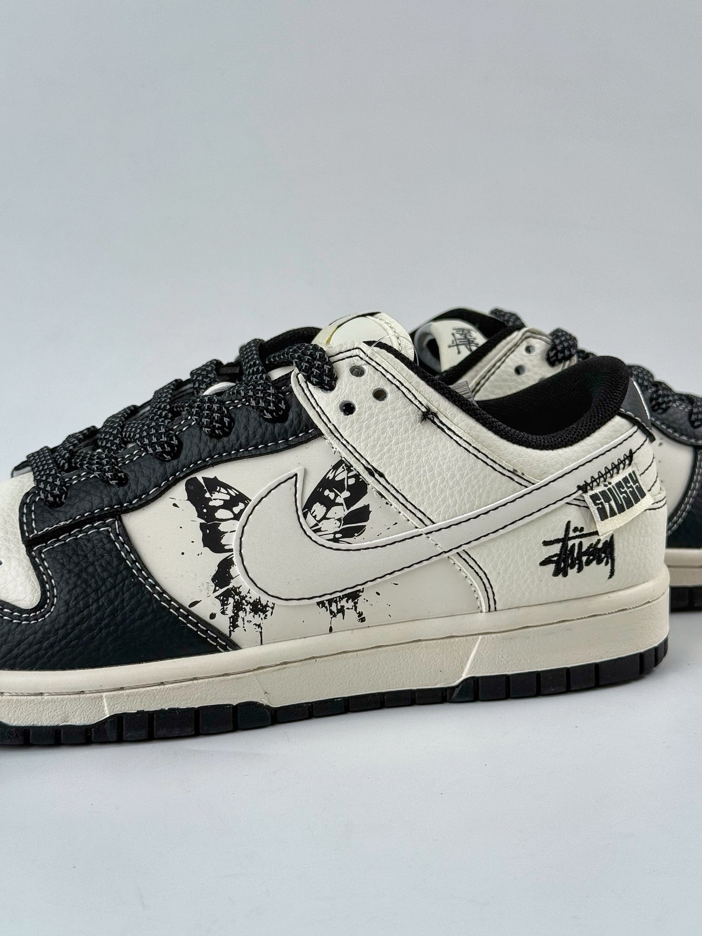 Nike SB Dunk Low x Stussy 黑白蝴蝶满天星 HS8068-031-莆田鞋,莆田鞋货源,高仿鞋,高仿鞋货源,安福档口,莆田高仿鞋,莆田鞋批发,高仿鞋批发,莆田高仿运动鞋,高仿运动鞋,莆田运动鞋 Nike SB Dunk Low x Stussy 黑白蝴蝶满天星 HS8068-031