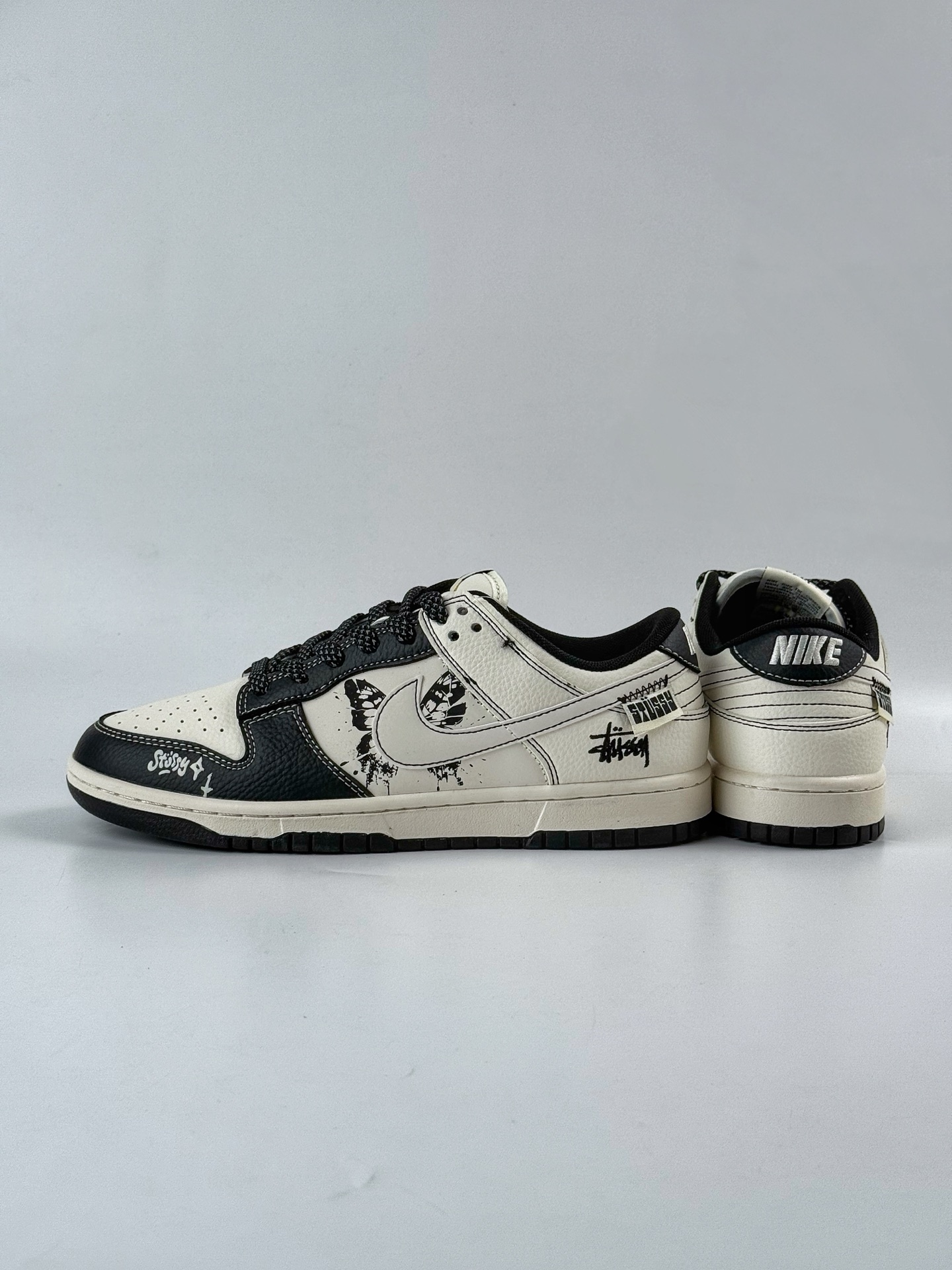 Nike SB Dunk Low x Stussy 黑白蝴蝶满天星 HS8068-031-莆田鞋,莆田鞋货源,高仿鞋,高仿鞋货源,安福档口,莆田高仿鞋,莆田鞋批发,高仿鞋批发,莆田高仿运动鞋,高仿运动鞋,莆田运动鞋 Nike SB Dunk Low x Stussy 黑白蝴蝶满天星 HS8068-031