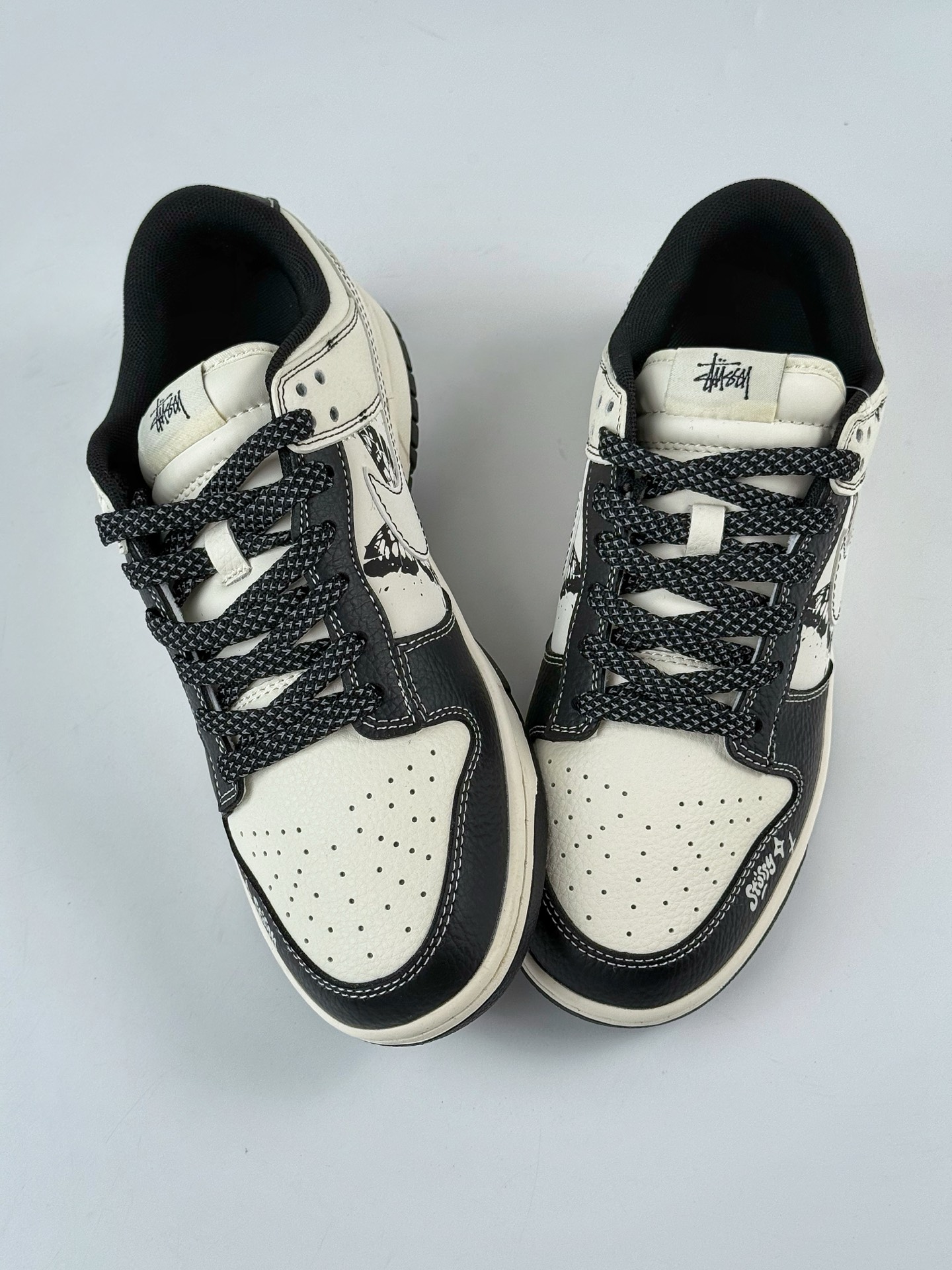 Nike SB Dunk Low x Stussy 黑白蝴蝶满天星 HS8068-031-莆田鞋,莆田鞋货源,高仿鞋,高仿鞋货源,安福档口,莆田高仿鞋,莆田鞋批发,高仿鞋批发,莆田高仿运动鞋,高仿运动鞋,莆田运动鞋 Nike SB Dunk Low x Stussy 黑白蝴蝶满天星 HS8068-031