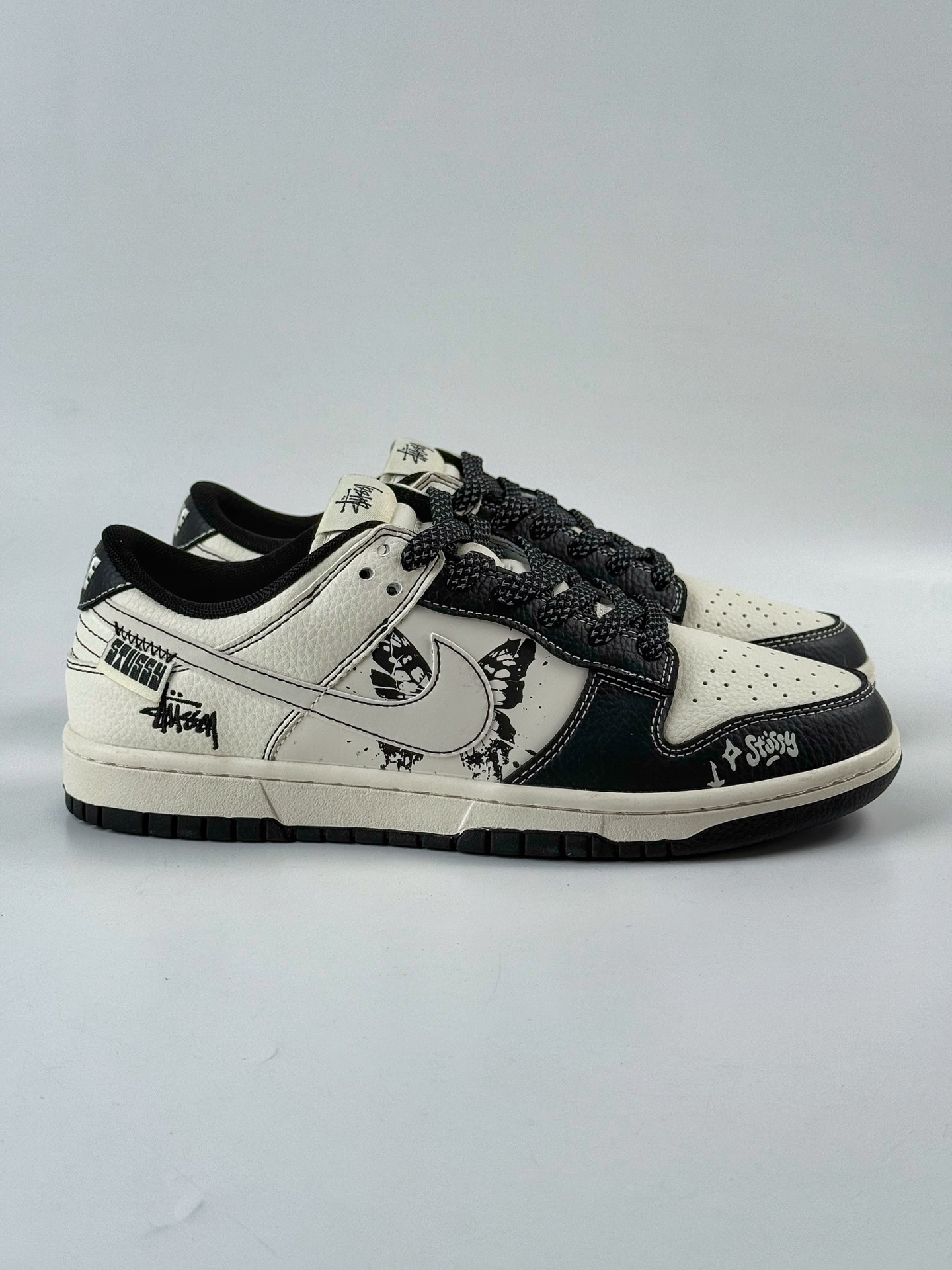 Nike SB Dunk Low x Stussy 黑白蝴蝶满天星 HS8068-031-莆田鞋,莆田鞋货源,高仿鞋,高仿鞋货源,安福档口,莆田高仿鞋,莆田鞋批发,高仿鞋批发,莆田高仿运动鞋,高仿运动鞋,莆田运动鞋 Nike SB Dunk Low x Stussy 黑白蝴蝶满天星 HS8068-031