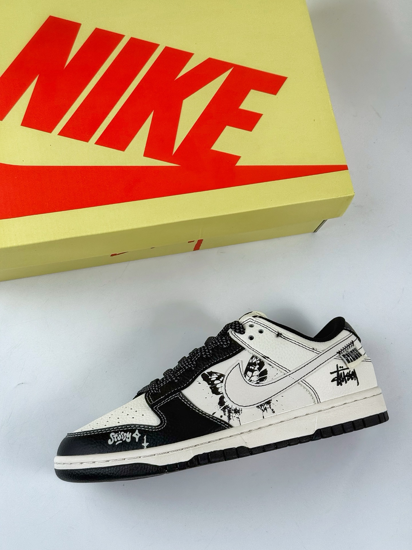 Nike SB Dunk Low x Stussy 黑白蝴蝶满天星 HS8068-031-莆田鞋,莆田鞋货源,高仿鞋,高仿鞋货源,安福档口,莆田高仿鞋,莆田鞋批发,高仿鞋批发,莆田高仿运动鞋,高仿运动鞋,莆田运动鞋 Nike SB Dunk Low x Stussy 黑白蝴蝶满天星 HS8068-031