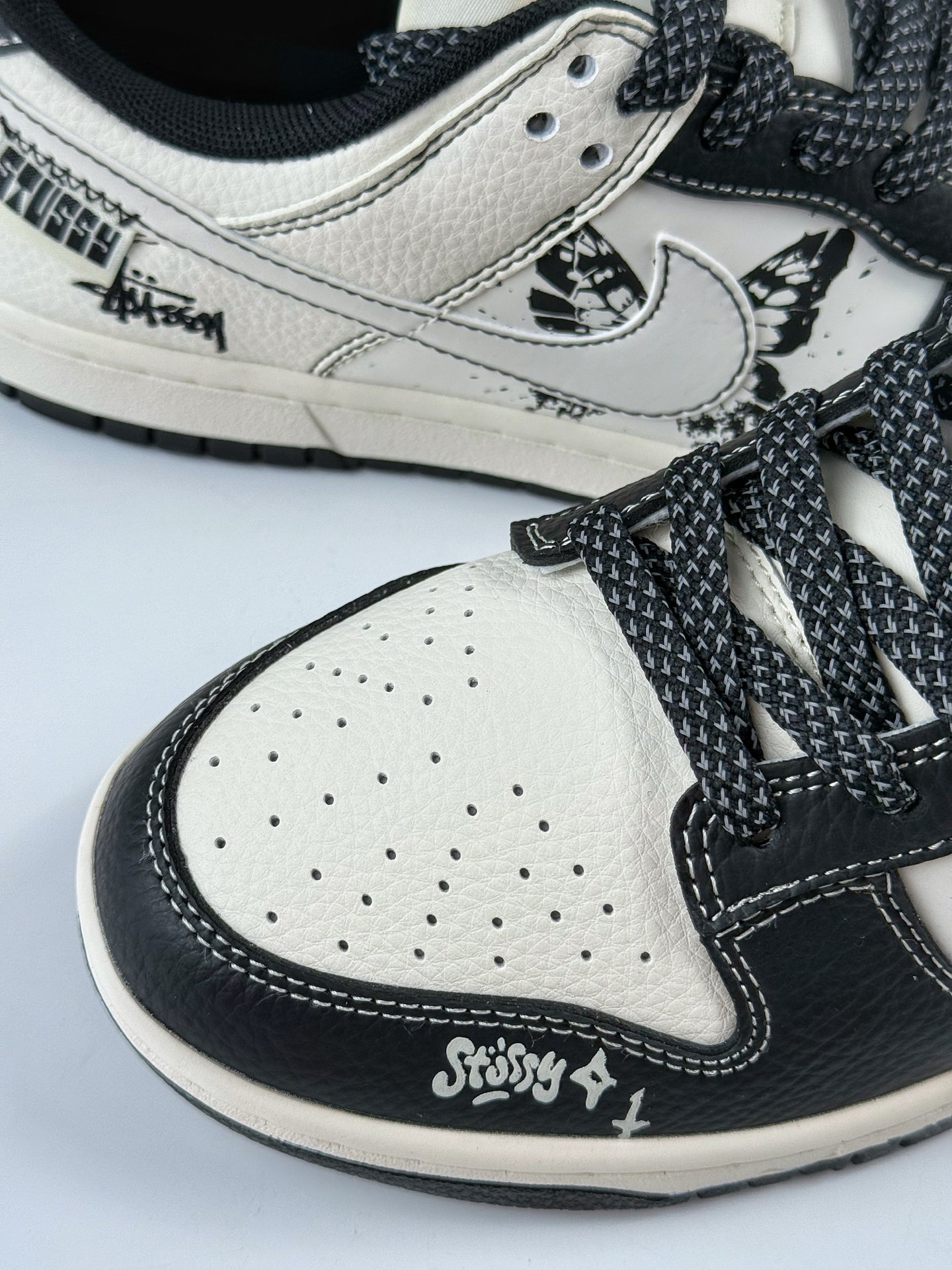 Nike SB Dunk Low x Stussy 黑白蝴蝶满天星 HS8068-031-莆田鞋,莆田鞋货源,高仿鞋,高仿鞋货源,安福档口,莆田高仿鞋,莆田鞋批发,高仿鞋批发,莆田高仿运动鞋,高仿运动鞋,莆田运动鞋 Nike SB Dunk Low x Stussy 黑白蝴蝶满天星 HS8068-031