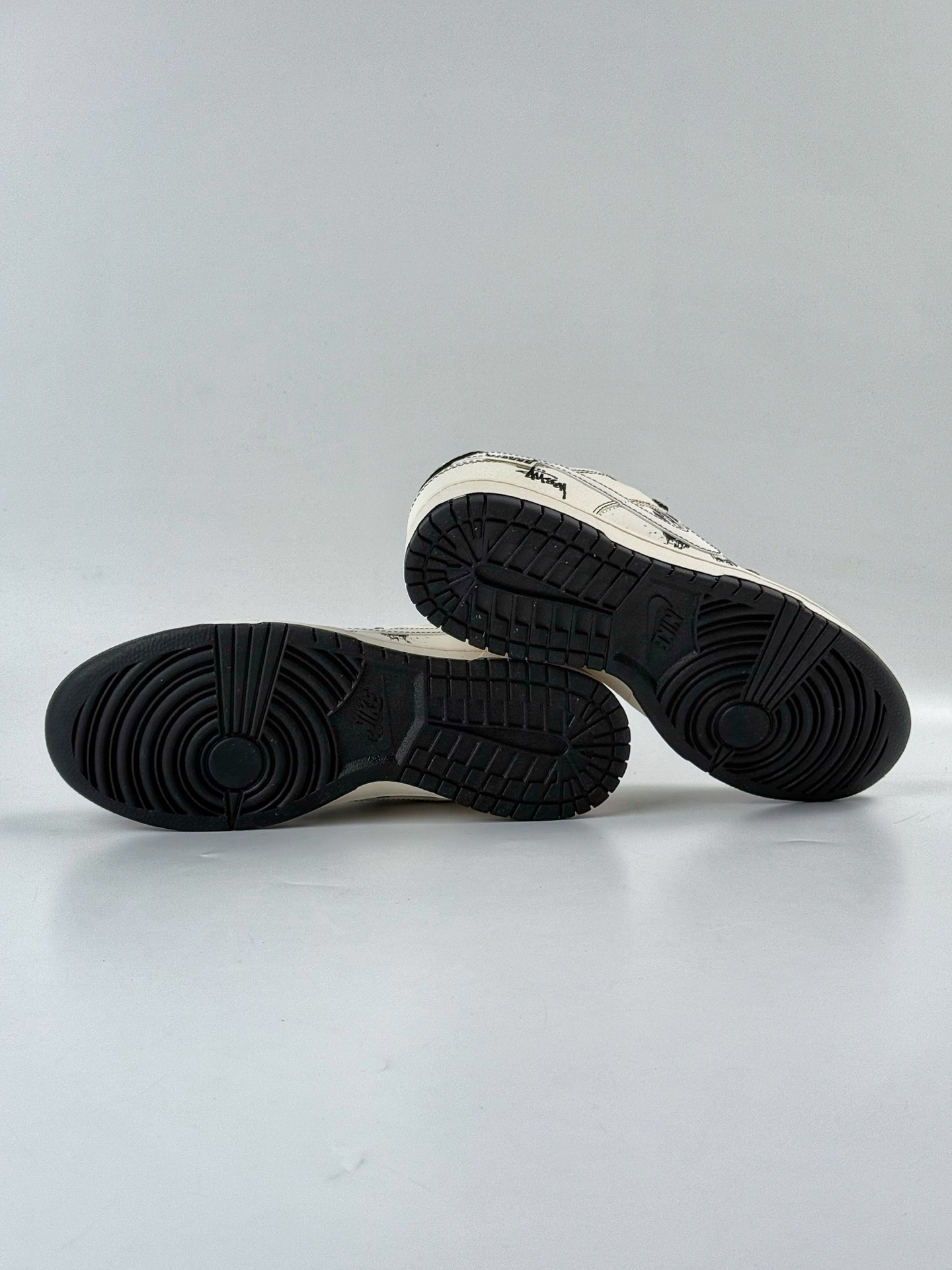 Nike SB Dunk Low x Stussy 黑白蝴蝶满天星 HS8068-031-莆田鞋,莆田鞋货源,高仿鞋,高仿鞋货源,安福档口,莆田高仿鞋,莆田鞋批发,高仿鞋批发,莆田高仿运动鞋,高仿运动鞋,莆田运动鞋 Nike SB Dunk Low x Stussy 黑白蝴蝶满天星 HS8068-031