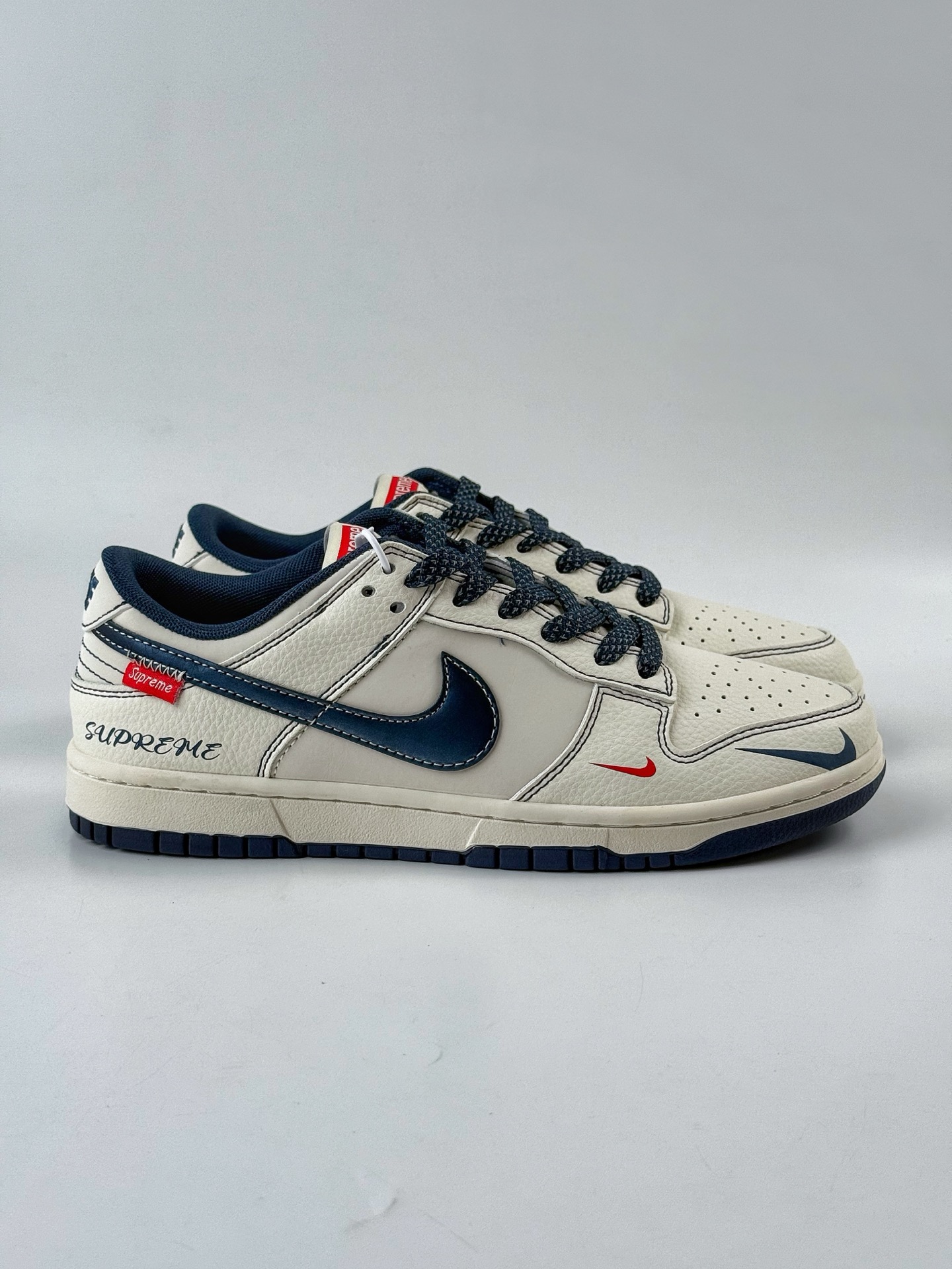 Nike SB Dunk Low x Supreme 白蓝双小勾满天星 HS8068-027