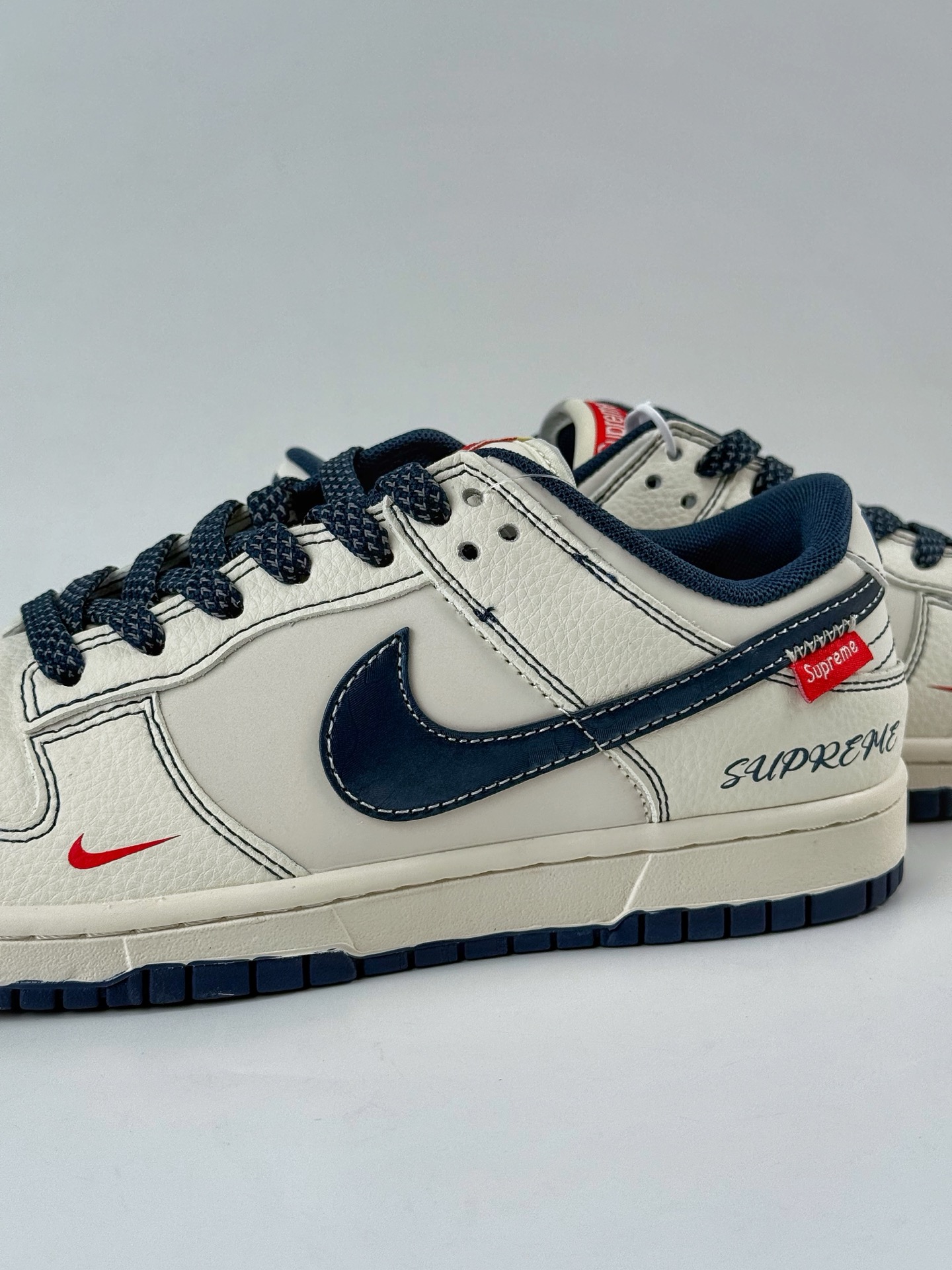 Nike SB Dunk Low x Supreme 白蓝双小勾满天星 HS8068-027