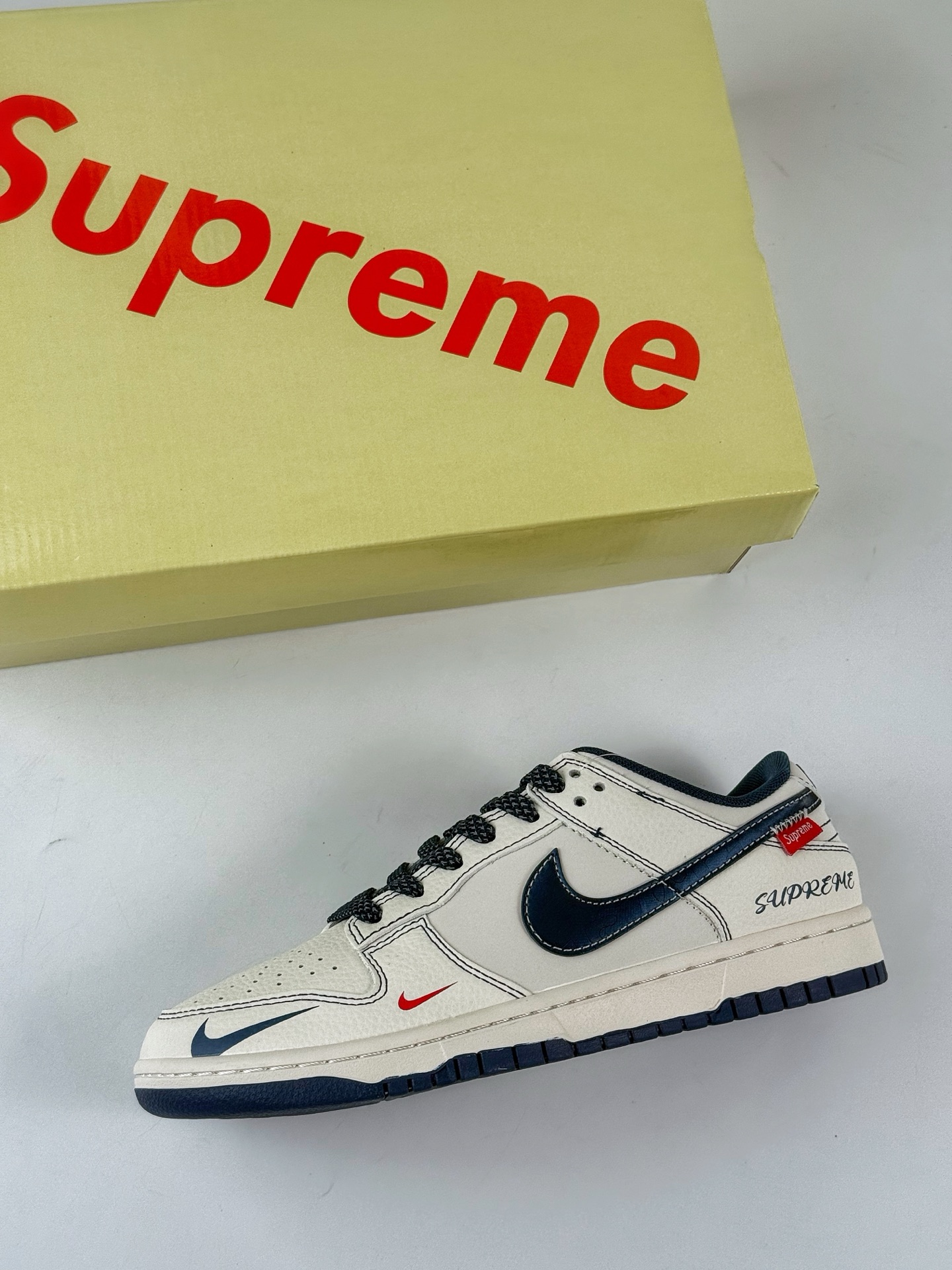 Nike SB Dunk Low x Supreme 白蓝双小勾满天星 HS8068-027