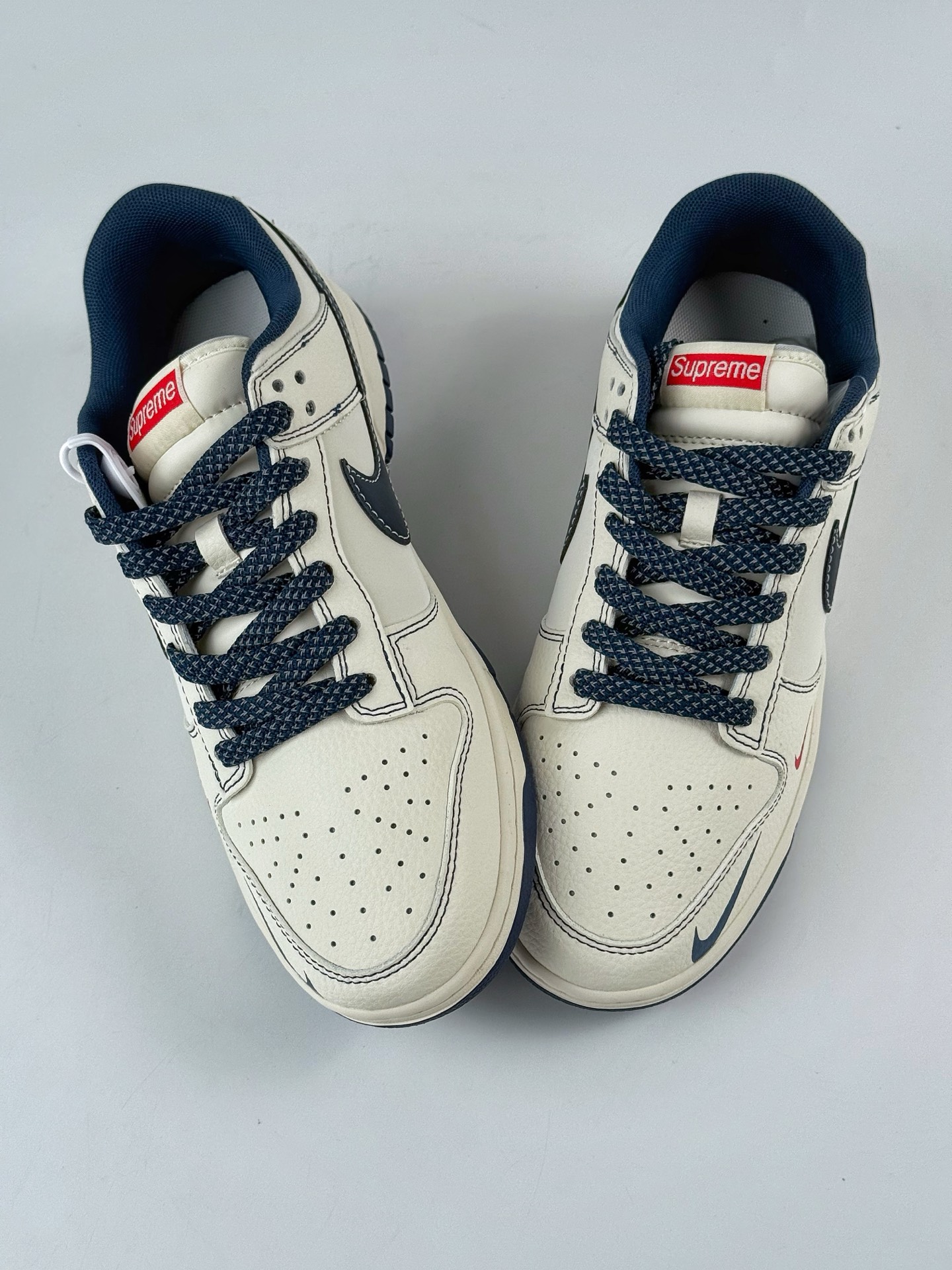 Nike SB Dunk Low x Supreme 白蓝双小勾满天星 HS8068-027