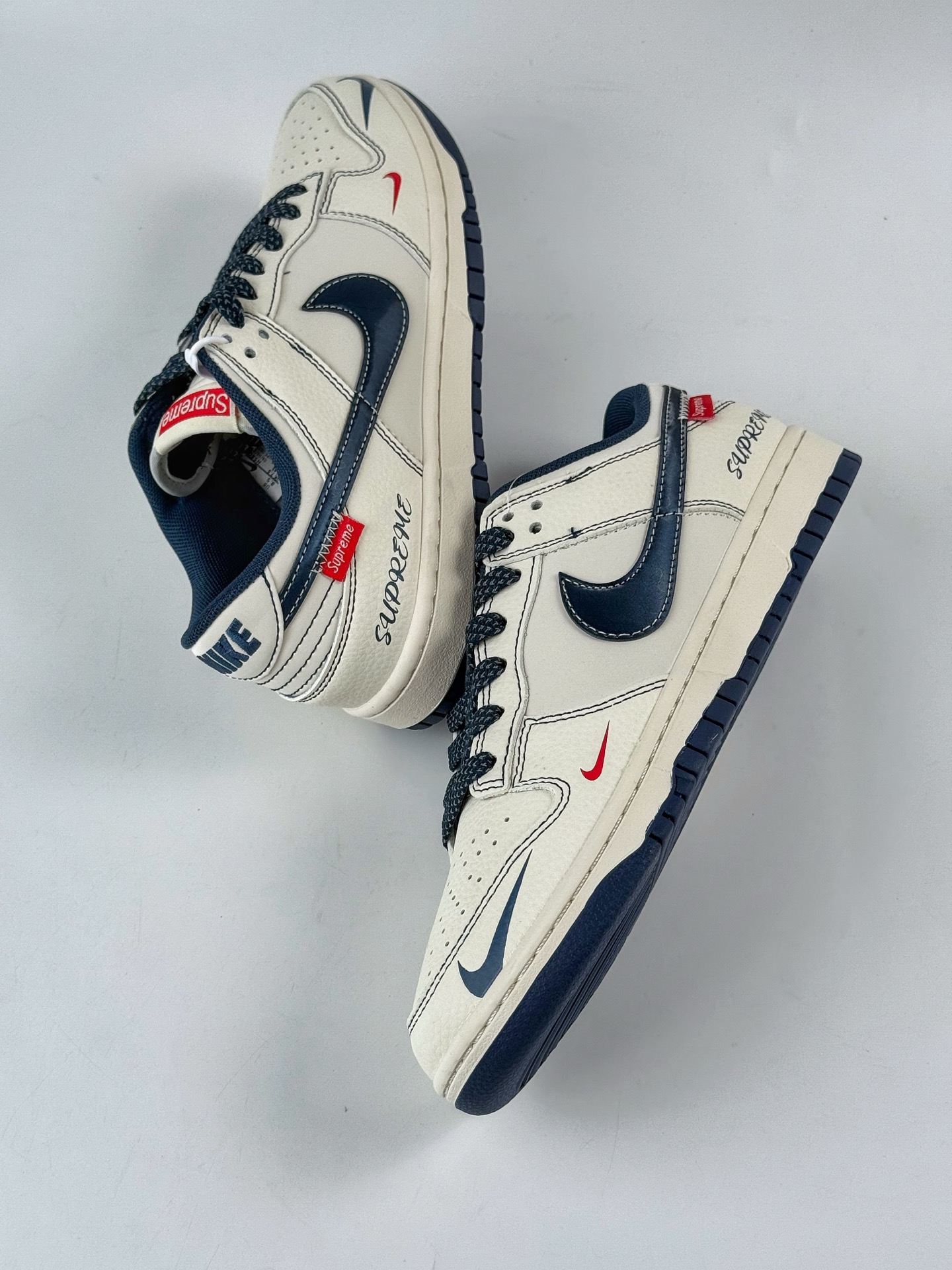 Nike SB Dunk Low x Supreme 白蓝双小勾满天星 HS8068-027