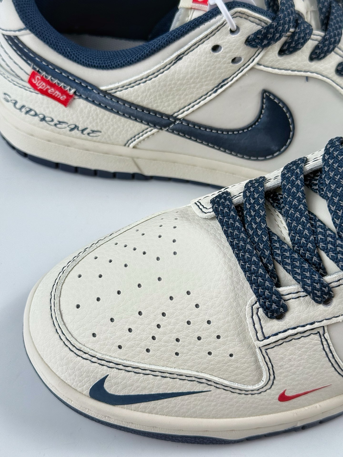 Nike SB Dunk Low x Supreme 白蓝双小勾满天星 HS8068-027