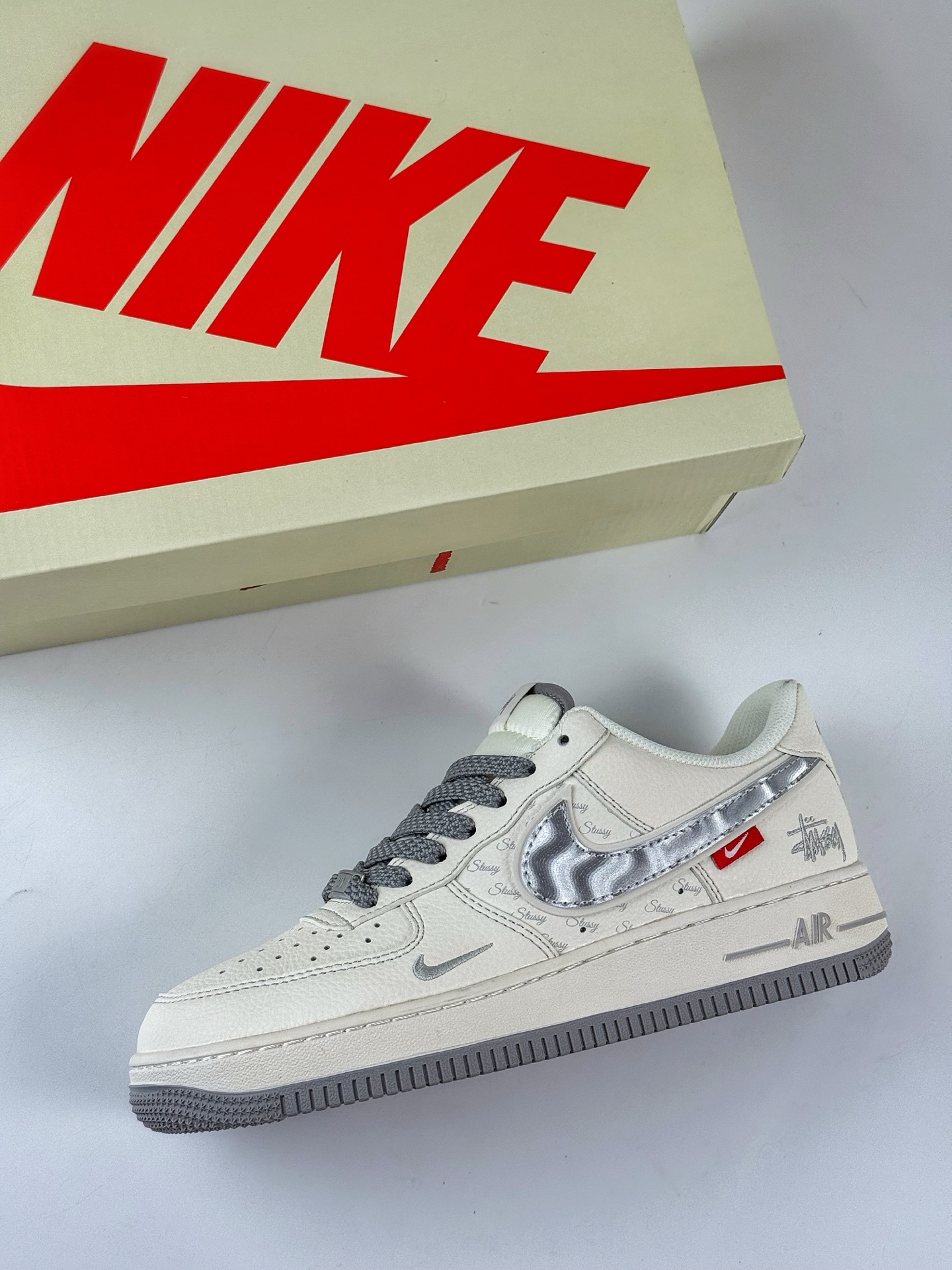 Nike Air Force 1 Low 07 x Stussy 白灰小勾满天星 XX3168-209-莆田鞋,莆田鞋货源,高仿鞋,高仿鞋货源,安福档口,莆田高仿鞋,莆田鞋批发,高仿鞋批发,莆田高仿运动鞋,高仿运动鞋,莆田运动鞋 Nike Air Force 1 Low 07 x Stussy 白灰小勾满天星 XX3168-209