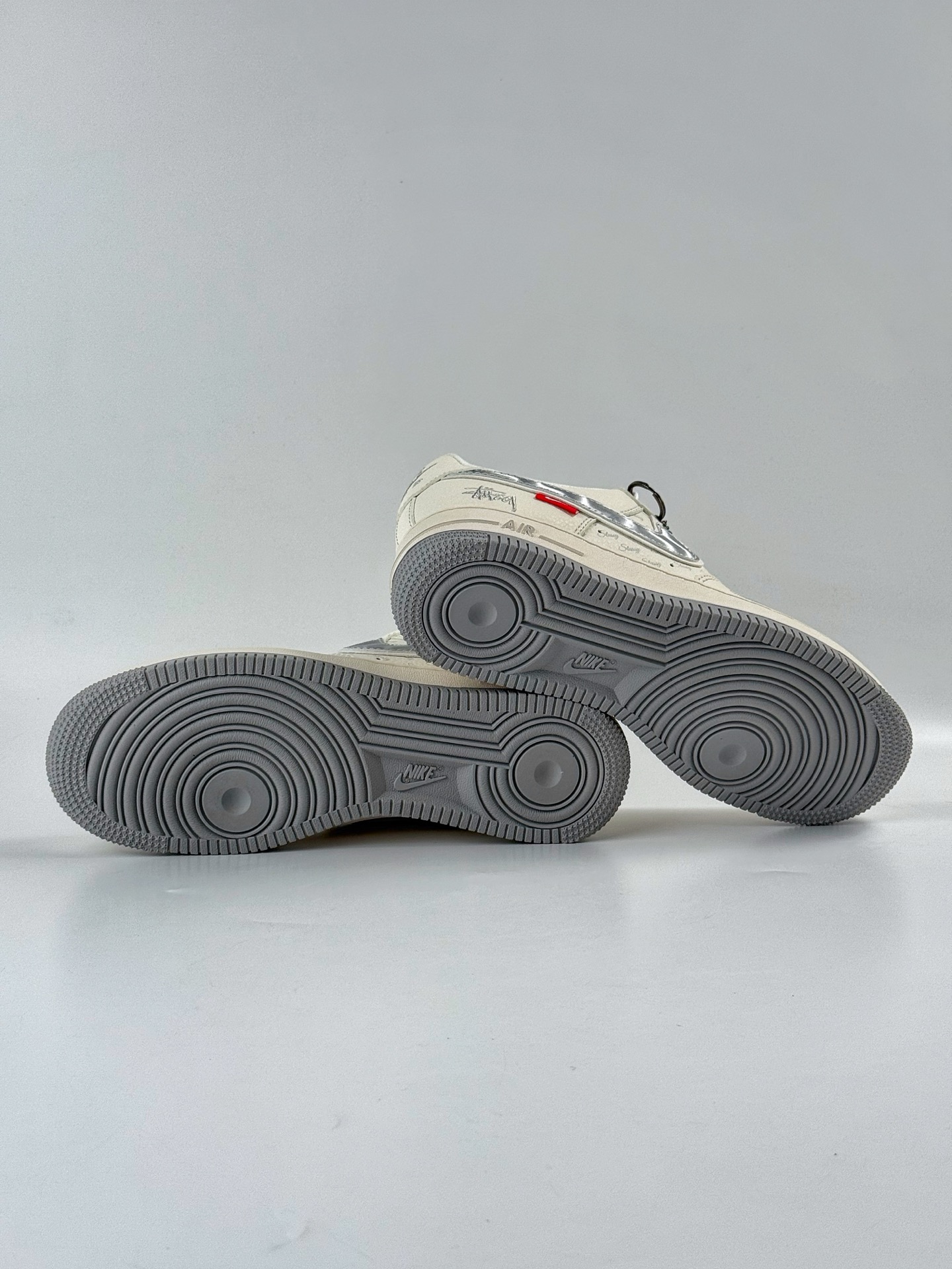 Nike Air Force 1 Low 07 x Stussy 白灰小勾满天星 XX3168-209-莆田鞋,莆田鞋货源,高仿鞋,高仿鞋货源,安福档口,莆田高仿鞋,莆田鞋批发,高仿鞋批发,莆田高仿运动鞋,高仿运动鞋,莆田运动鞋 Nike Air Force 1 Low 07 x Stussy 白灰小勾满天星 XX3168-209