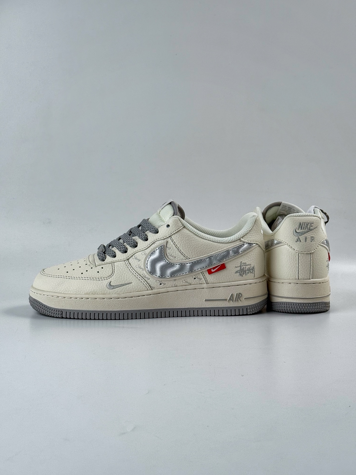 Nike Air Force 1 Low 07 x Stussy 白灰小勾满天星 XX3168-209-莆田鞋,莆田鞋货源,高仿鞋,高仿鞋货源,安福档口,莆田高仿鞋,莆田鞋批发,高仿鞋批发,莆田高仿运动鞋,高仿运动鞋,莆田运动鞋 Nike Air Force 1 Low 07 x Stussy 白灰小勾满天星 XX3168-209