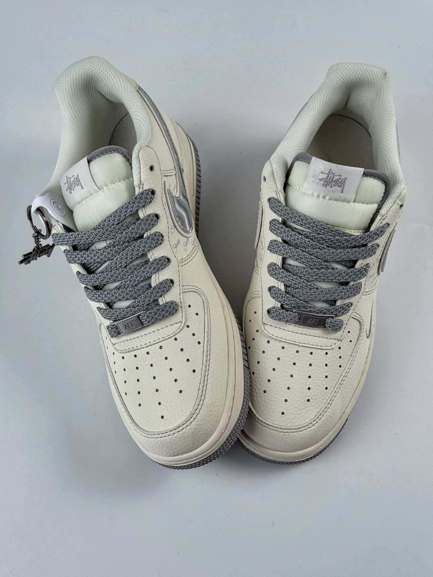 Nike Air Force 1 Low 07 x Stussy 白灰小勾满天星 XX3168-209-莆田鞋,莆田鞋货源,高仿鞋,高仿鞋货源,安福档口,莆田高仿鞋,莆田鞋批发,高仿鞋批发,莆田高仿运动鞋,高仿运动鞋,莆田运动鞋 Nike Air Force 1 Low 07 x Stussy 白灰小勾满天星 XX3168-209