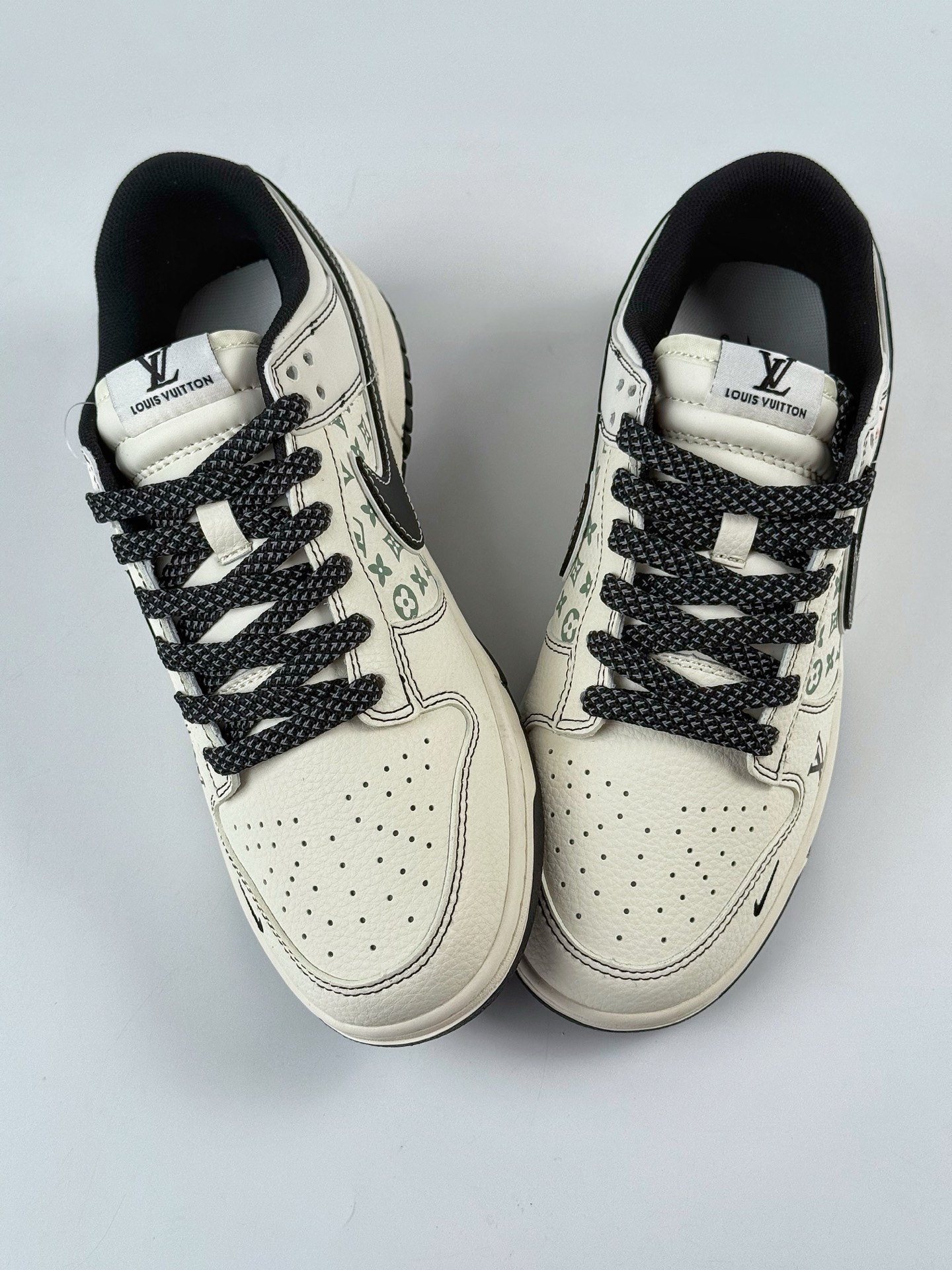 Nike SB Dunk Low x Louis Vuitton 白黑小勾满天星 YX5066-359