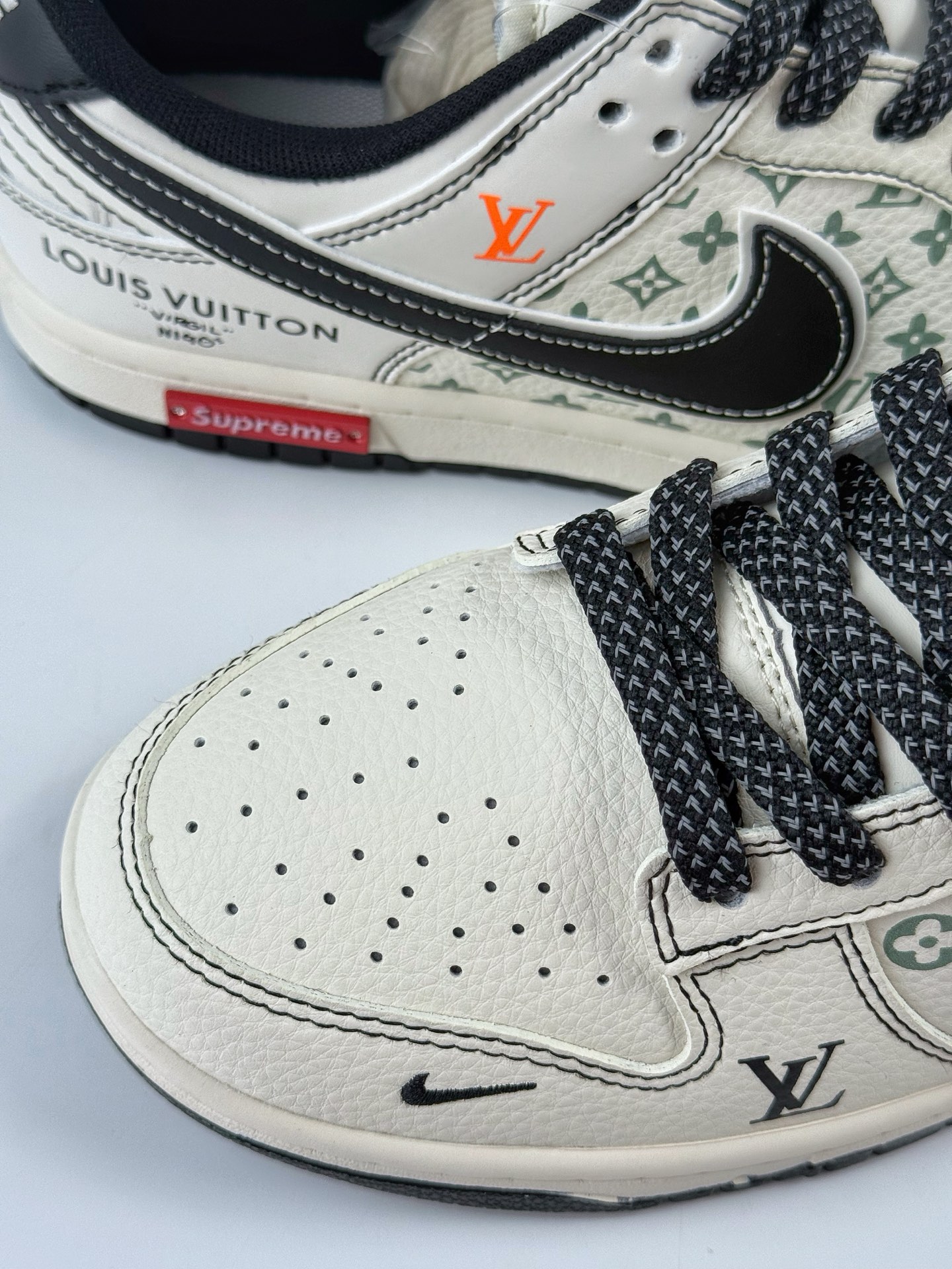 Nike SB Dunk Low x Louis Vuitton 白黑小勾满天星 YX5066-359