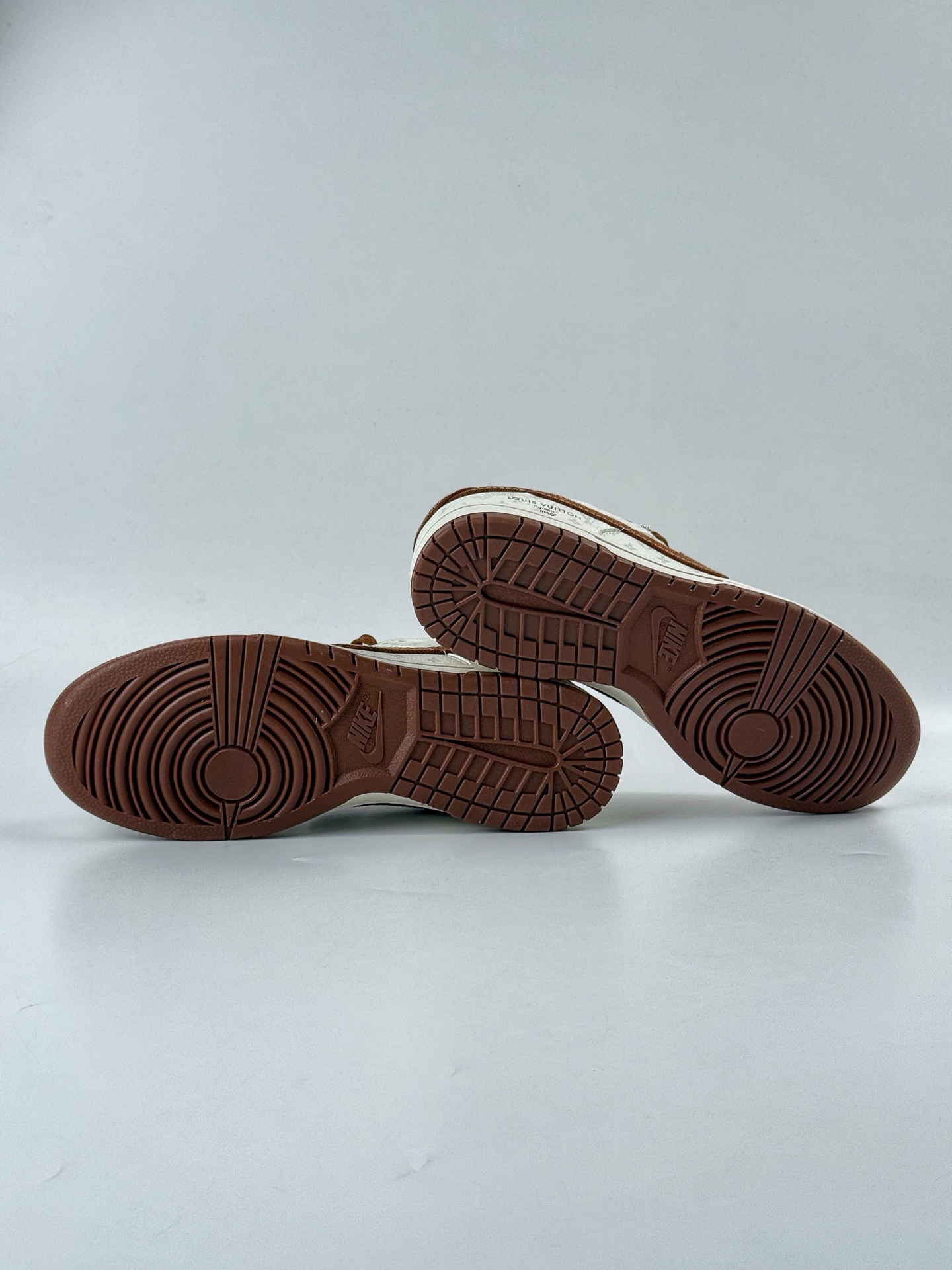 Nike SB Dunk Low x Louis Vuitton 白棕 SC9772-806-莆田鞋,莆田鞋货源,高仿鞋,高仿鞋货源,安福档口,莆田高仿鞋,莆田鞋批发,高仿鞋批发,莆田高仿运动鞋,高仿运动鞋,莆田运动鞋 Nike SB Dunk Low x Louis Vuitton 白棕 SC9772-806