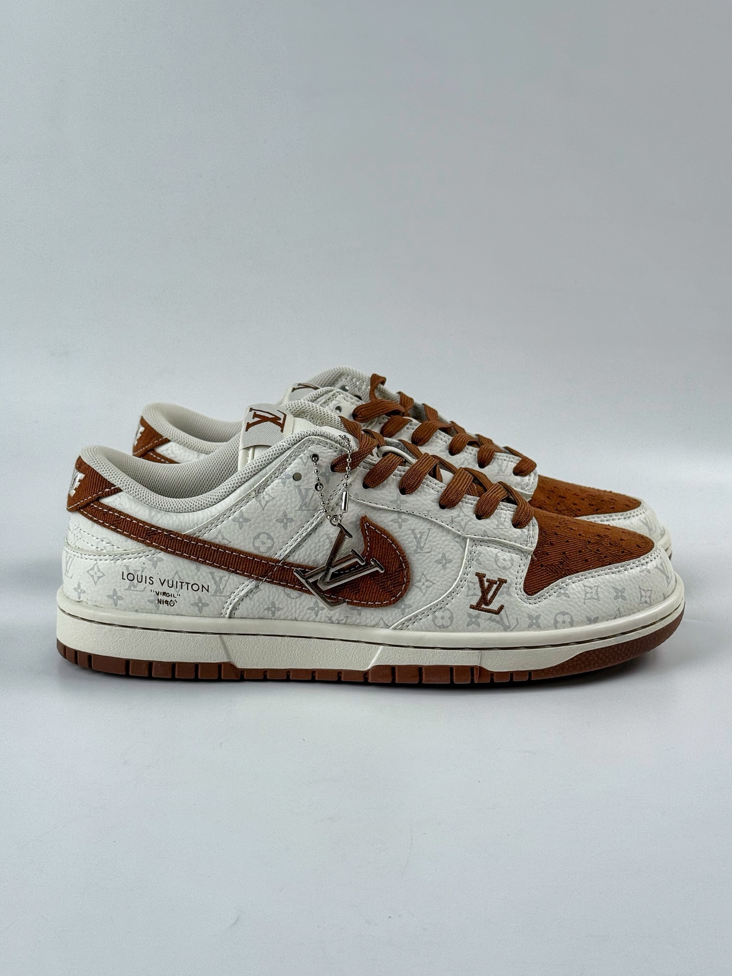 Nike SB Dunk Low x Louis Vuitton 白棕 SC9772-806-莆田鞋,莆田鞋货源,高仿鞋,高仿鞋货源,安福档口,莆田高仿鞋,莆田鞋批发,高仿鞋批发,莆田高仿运动鞋,高仿运动鞋,莆田运动鞋 Nike SB Dunk Low x Louis Vuitton 白棕 SC9772-806