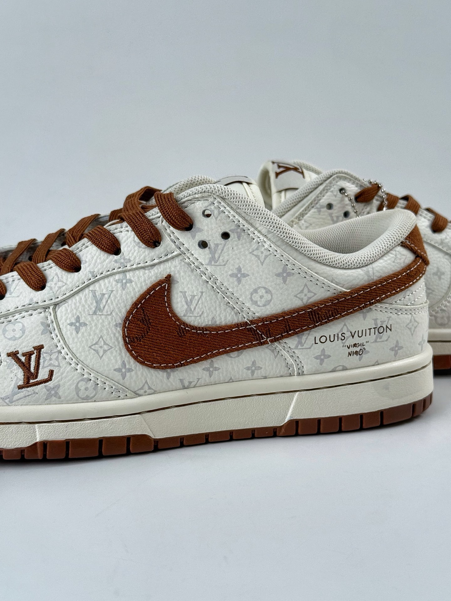 Nike SB Dunk Low x Louis Vuitton 白棕 SC9772-806-莆田鞋,莆田鞋货源,高仿鞋,高仿鞋货源,安福档口,莆田高仿鞋,莆田鞋批发,高仿鞋批发,莆田高仿运动鞋,高仿运动鞋,莆田运动鞋 Nike SB Dunk Low x Louis Vuitton 白棕 SC9772-806