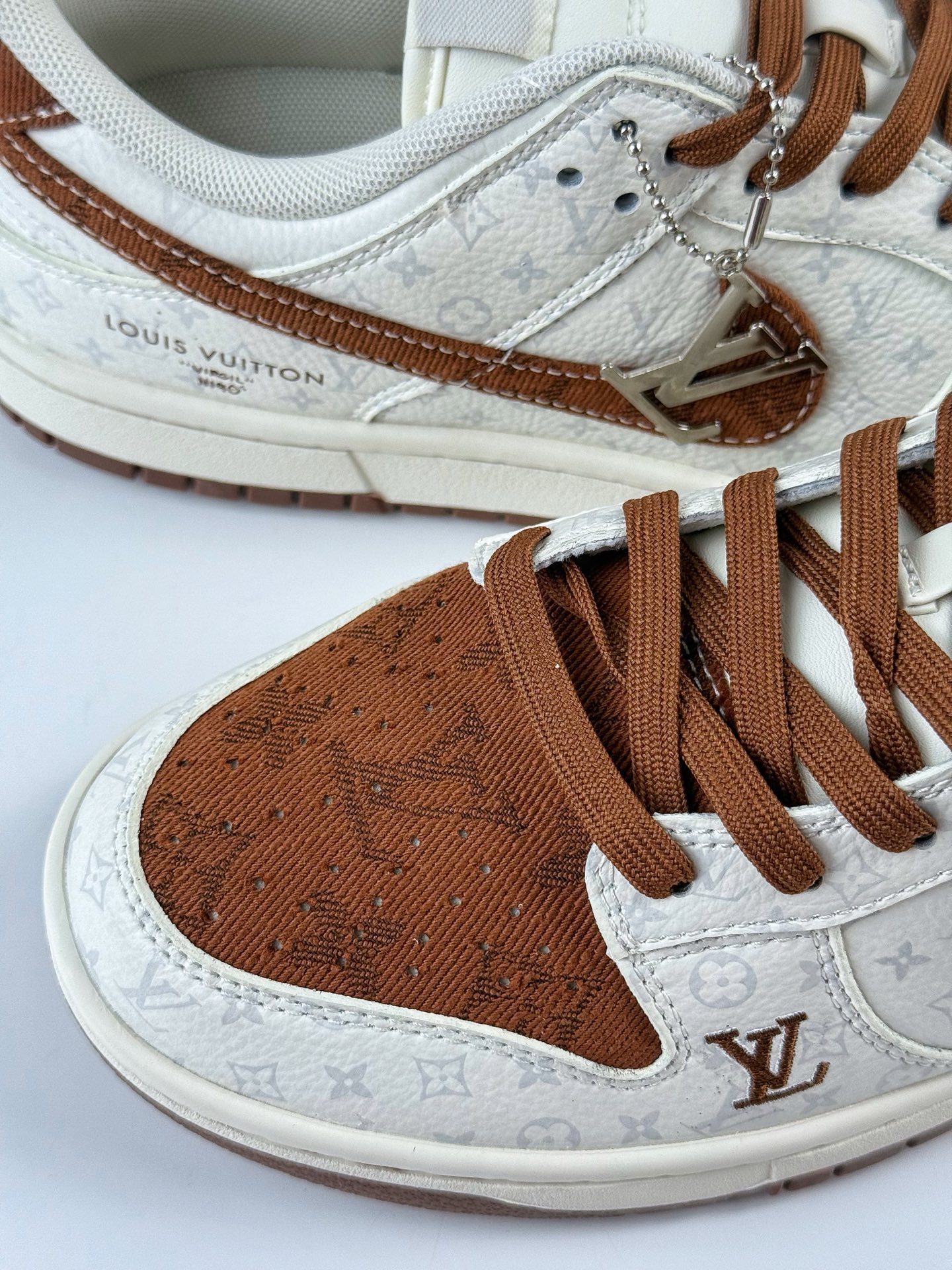 Nike SB Dunk Low x Louis Vuitton 白棕 SC9772-806-莆田鞋,莆田鞋货源,高仿鞋,高仿鞋货源,安福档口,莆田高仿鞋,莆田鞋批发,高仿鞋批发,莆田高仿运动鞋,高仿运动鞋,莆田运动鞋 Nike SB Dunk Low x Louis Vuitton 白棕 SC9772-806