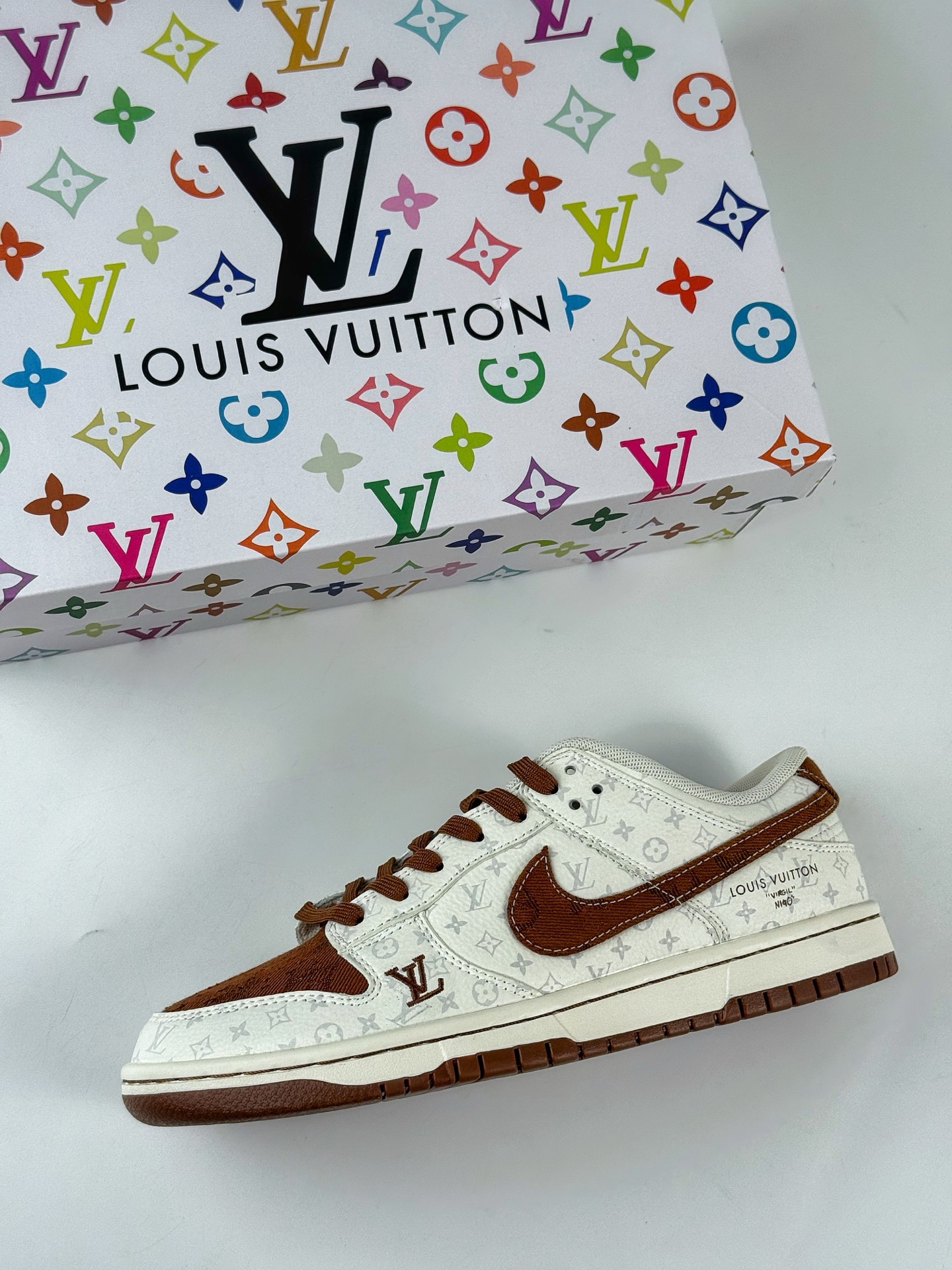 Nike SB Dunk Low x Louis Vuitton 白棕 SC9772-806-莆田鞋,莆田鞋货源,高仿鞋,高仿鞋货源,安福档口,莆田高仿鞋,莆田鞋批发,高仿鞋批发,莆田高仿运动鞋,高仿运动鞋,莆田运动鞋 Nike SB Dunk Low x Louis Vuitton 白棕 SC9772-806