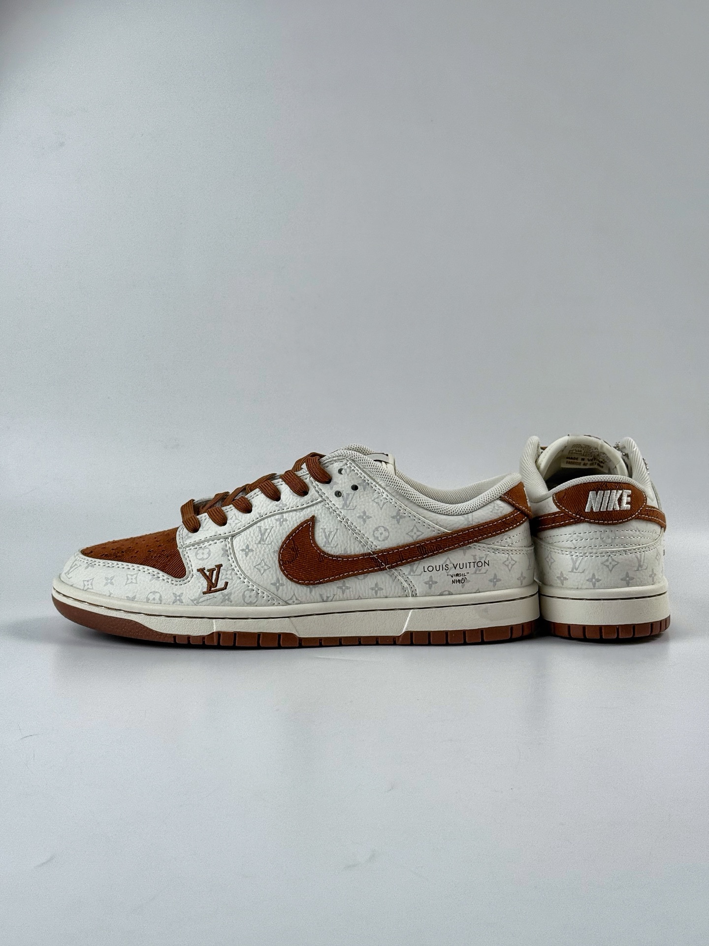 Nike SB Dunk Low x Louis Vuitton 白棕 SC9772-806-莆田鞋,莆田鞋货源,高仿鞋,高仿鞋货源,安福档口,莆田高仿鞋,莆田鞋批发,高仿鞋批发,莆田高仿运动鞋,高仿运动鞋,莆田运动鞋 Nike SB Dunk Low x Louis Vuitton 白棕 SC9772-806