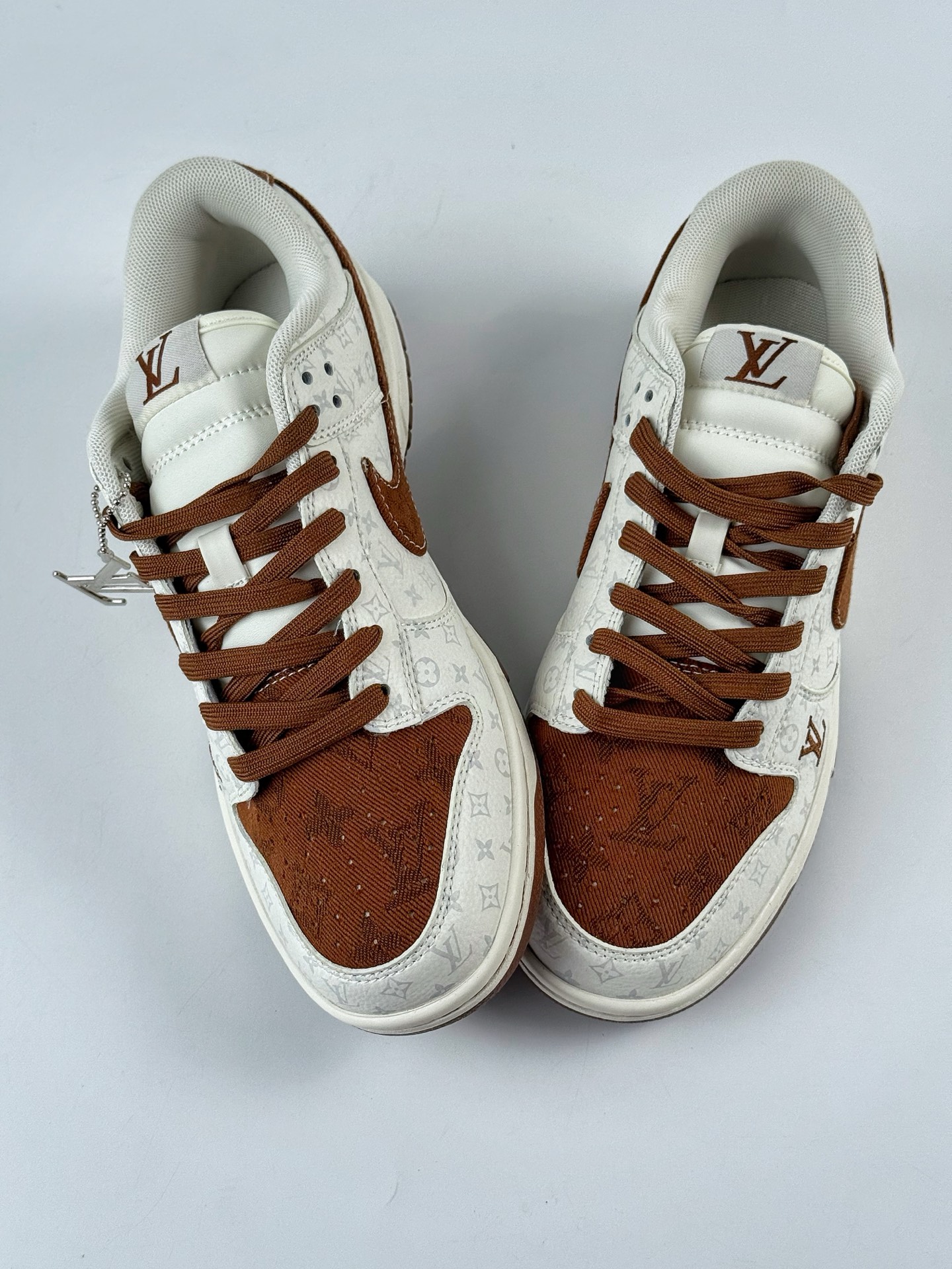Nike SB Dunk Low x Louis Vuitton 白棕 SC9772-806-莆田鞋,莆田鞋货源,高仿鞋,高仿鞋货源,安福档口,莆田高仿鞋,莆田鞋批发,高仿鞋批发,莆田高仿运动鞋,高仿运动鞋,莆田运动鞋 Nike SB Dunk Low x Louis Vuitton 白棕 SC9772-806