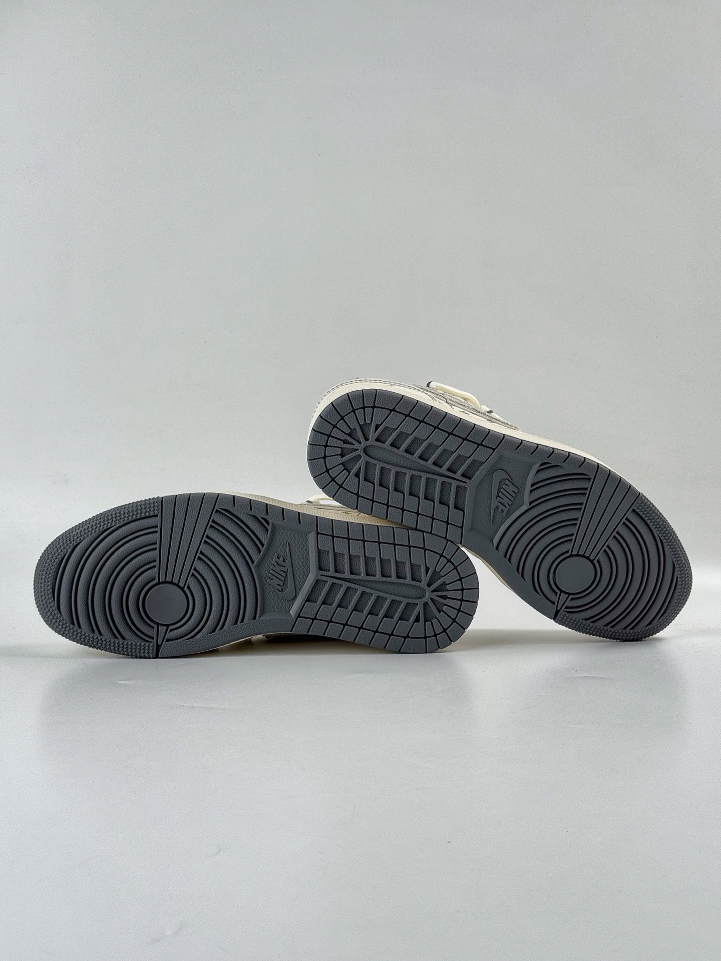 Air Jordan 1 Low x Louis Vuitton 白灰小勾满天星 YX5066-357-莆田鞋,莆田鞋货源,高仿鞋,高仿鞋货源,安福档口,莆田高仿鞋,莆田鞋批发,高仿鞋批发,莆田高仿运动鞋,高仿运动鞋,莆田运动鞋 Air Jordan 1 Low x Louis Vuitton 白灰小勾满天星 YX5066-357