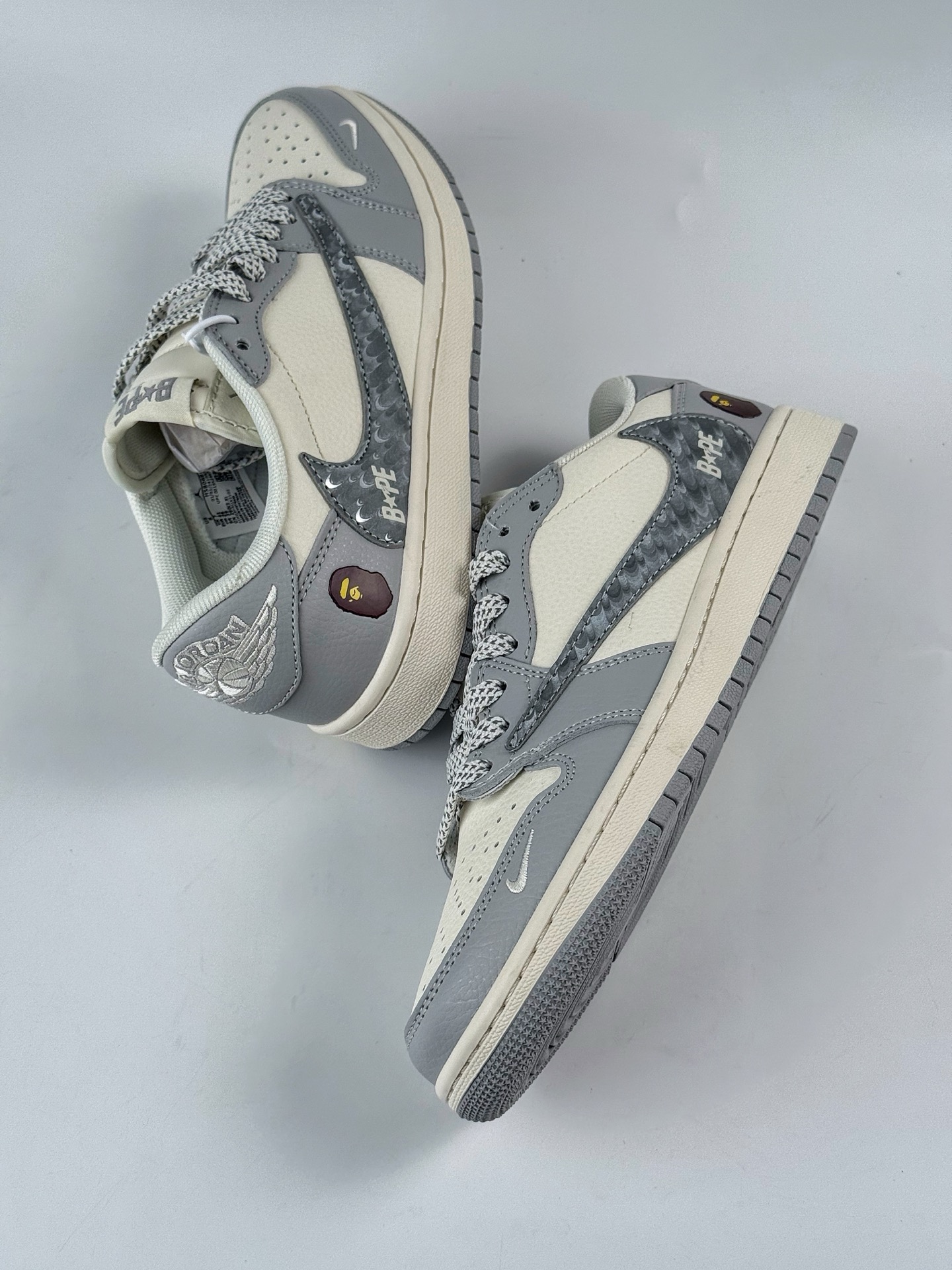 Travis Scott x Nike Air Jordan 1 Low x BAPE Air Jordan 1 Low 反转灰白小勾满天星倒钩 HS8068-021-莆田鞋,莆田鞋货源,高仿鞋,高仿鞋货源,安福档口,莆田高仿鞋,莆田鞋批发,高仿鞋批发,莆田高仿运动鞋,高仿运动鞋,莆田运动鞋 Travis Scott x Nike Air Jordan 1 Low x BAPE Air Jordan 1 Low 反转灰白小勾满天星倒钩 HS8068-021