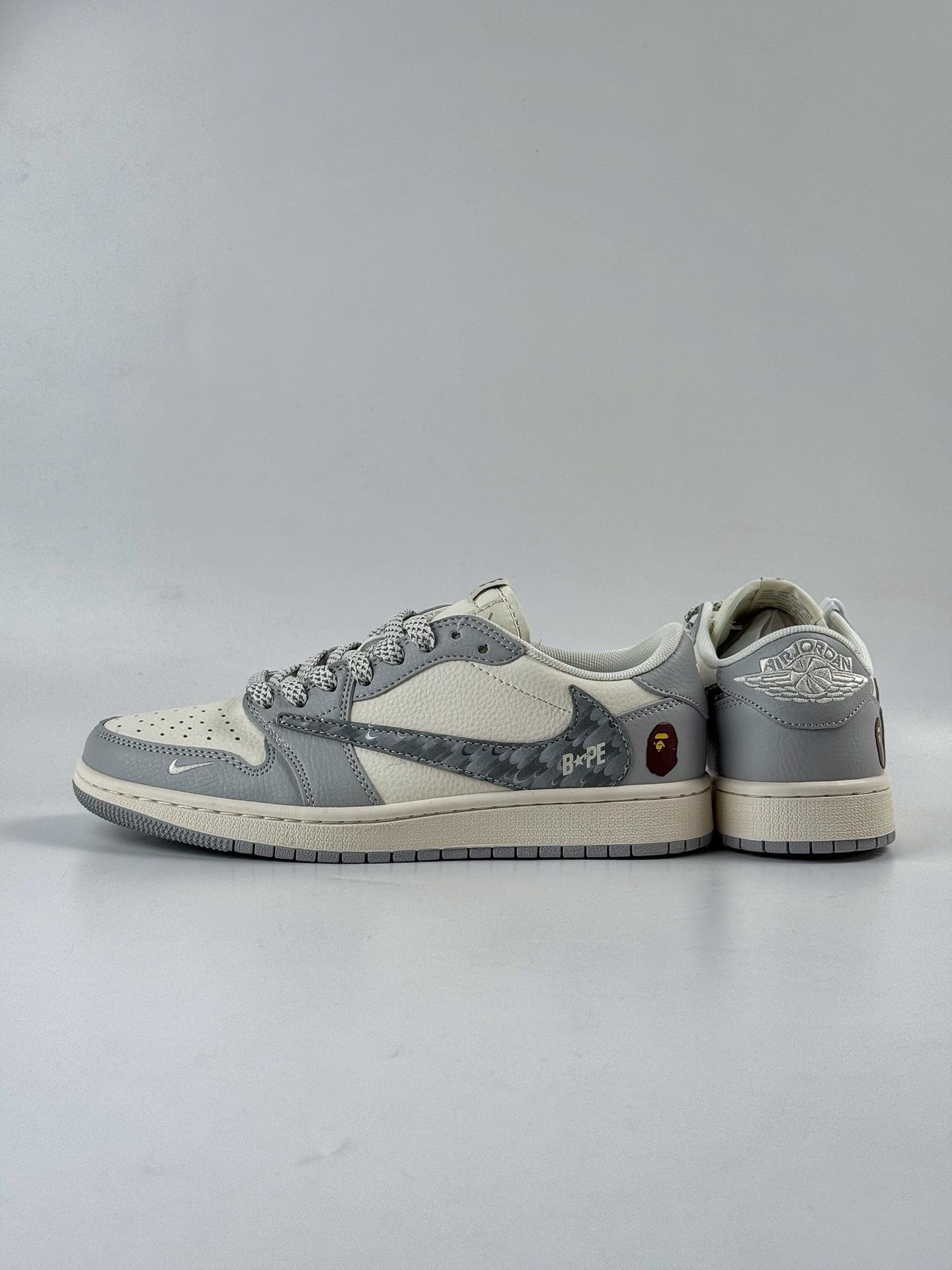 Travis Scott x Nike Air Jordan 1 Low x BAPE Air Jordan 1 Low 反转灰白小勾满天星倒钩 HS8068-021-莆田鞋,莆田鞋货源,高仿鞋,高仿鞋货源,安福档口,莆田高仿鞋,莆田鞋批发,高仿鞋批发,莆田高仿运动鞋,高仿运动鞋,莆田运动鞋 Travis Scott x Nike Air Jordan 1 Low x BAPE Air Jordan 1 Low 反转灰白小勾满天星倒钩 HS8068-021
