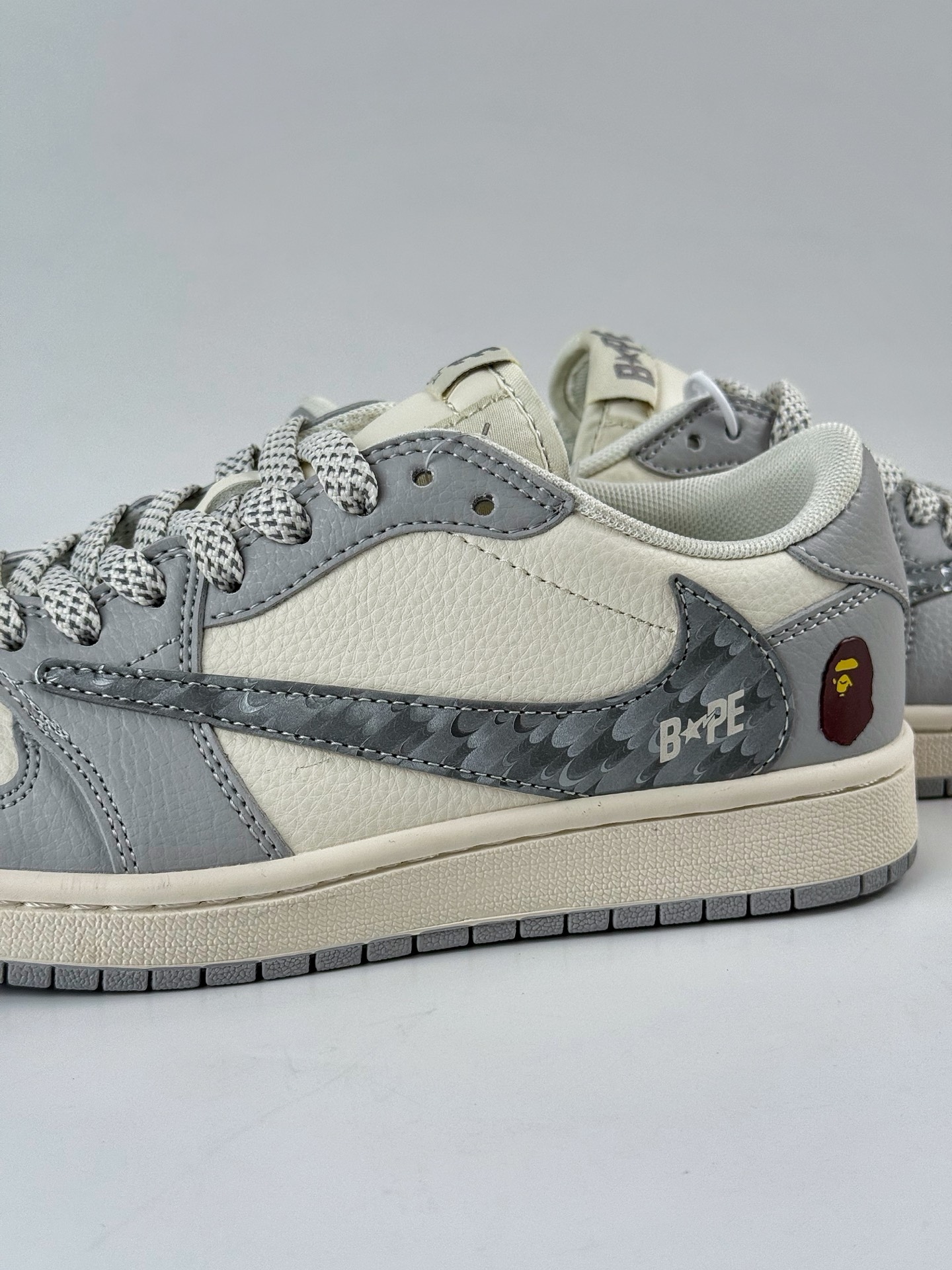 Travis Scott x Nike Air Jordan 1 Low x BAPE Air Jordan 1 Low 反转灰白小勾满天星倒钩 HS8068-021-莆田鞋,莆田鞋货源,高仿鞋,高仿鞋货源,安福档口,莆田高仿鞋,莆田鞋批发,高仿鞋批发,莆田高仿运动鞋,高仿运动鞋,莆田运动鞋 Travis Scott x Nike Air Jordan 1 Low x BAPE Air Jordan 1 Low 反转灰白小勾满天星倒钩 HS8068-021