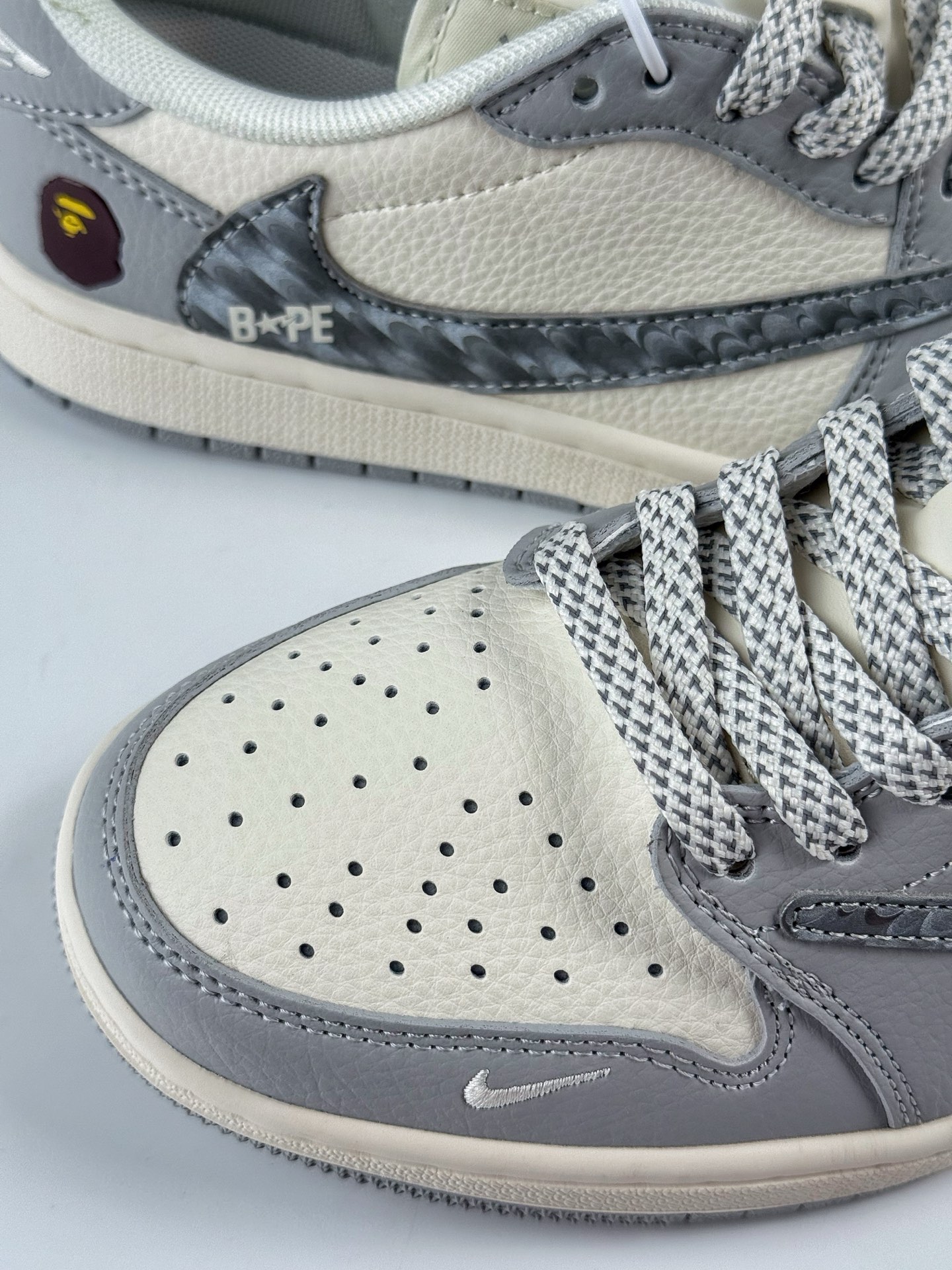 Travis Scott x Nike Air Jordan 1 Low x BAPE Air Jordan 1 Low 反转灰白小勾满天星倒钩 HS8068-021-莆田鞋,莆田鞋货源,高仿鞋,高仿鞋货源,安福档口,莆田高仿鞋,莆田鞋批发,高仿鞋批发,莆田高仿运动鞋,高仿运动鞋,莆田运动鞋 Travis Scott x Nike Air Jordan 1 Low x BAPE Air Jordan 1 Low 反转灰白小勾满天星倒钩 HS8068-021