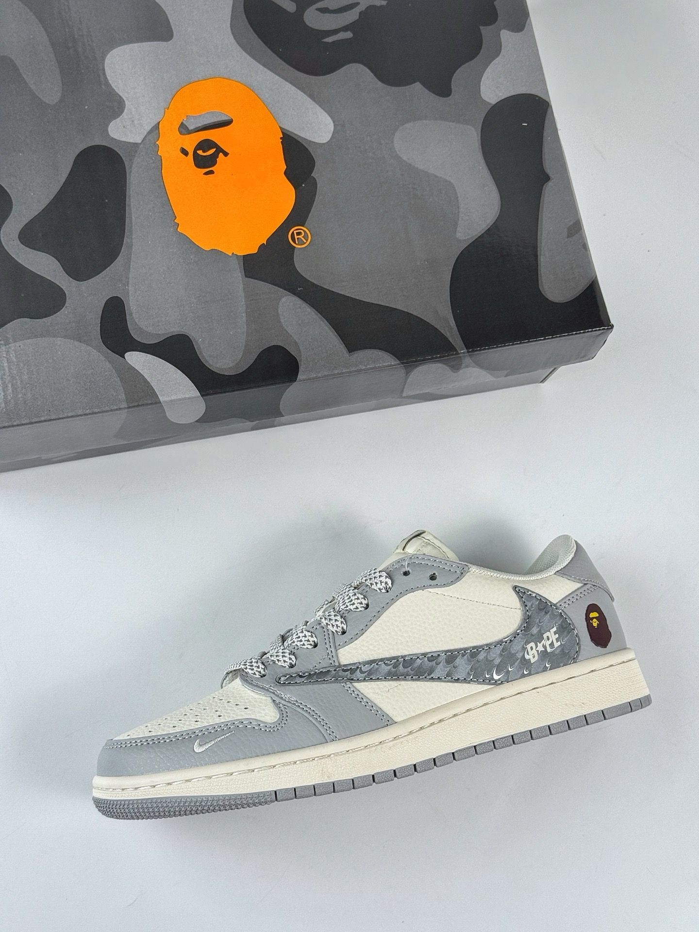 Travis Scott x Nike Air Jordan 1 Low x BAPE Air Jordan 1 Low 反转灰白小勾满天星倒钩 HS8068-021-莆田鞋,莆田鞋货源,高仿鞋,高仿鞋货源,安福档口,莆田高仿鞋,莆田鞋批发,高仿鞋批发,莆田高仿运动鞋,高仿运动鞋,莆田运动鞋 Travis Scott x Nike Air Jordan 1 Low x BAPE Air Jordan 1 Low 反转灰白小勾满天星倒钩 HS8068-021