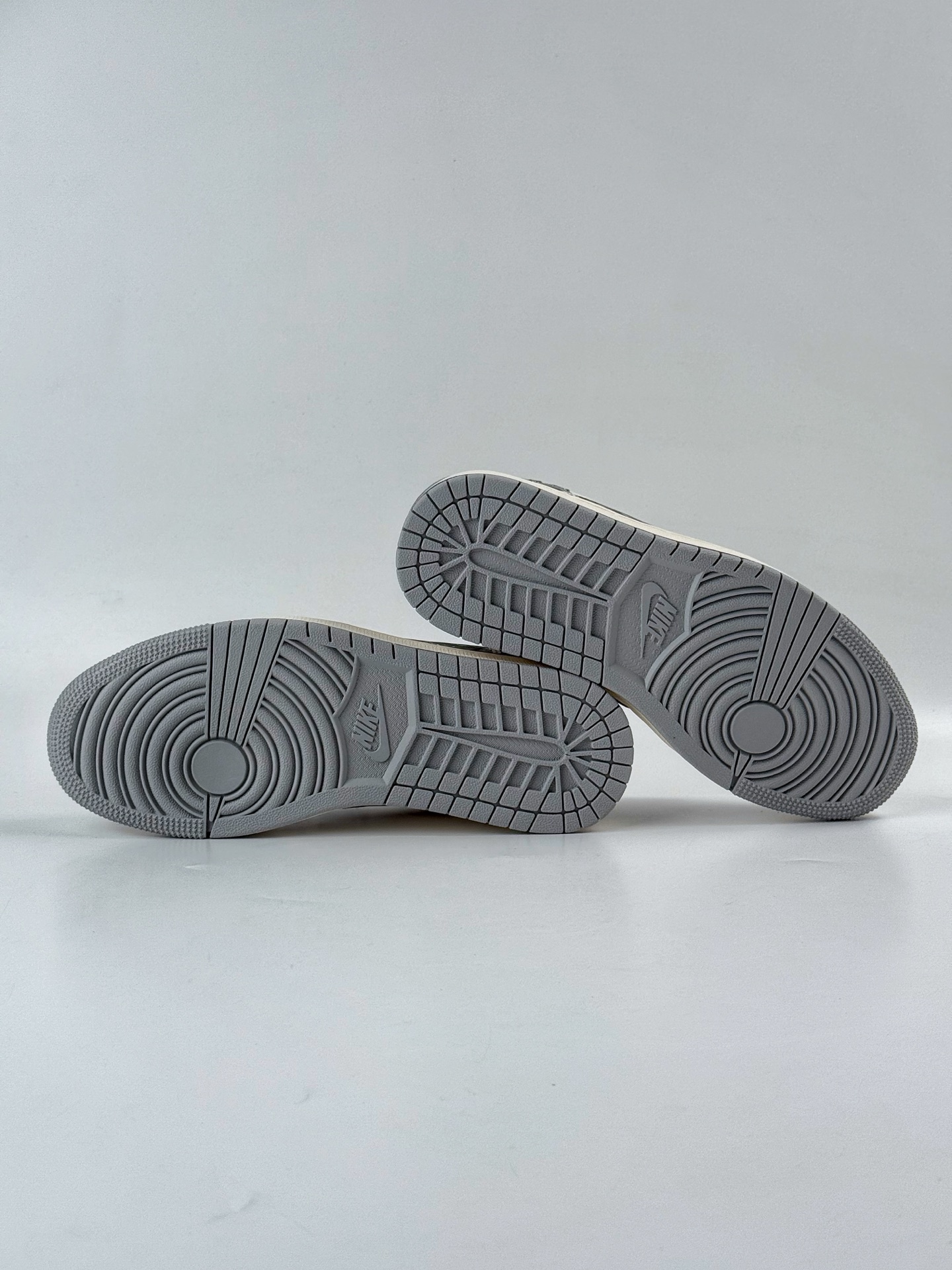 Travis Scott x Nike Air Jordan 1 Low x BAPE Air Jordan 1 Low 反转灰白小勾满天星倒钩 HS8068-021-莆田鞋,莆田鞋货源,高仿鞋,高仿鞋货源,安福档口,莆田高仿鞋,莆田鞋批发,高仿鞋批发,莆田高仿运动鞋,高仿运动鞋,莆田运动鞋 Travis Scott x Nike Air Jordan 1 Low x BAPE Air Jordan 1 Low 反转灰白小勾满天星倒钩 HS8068-021